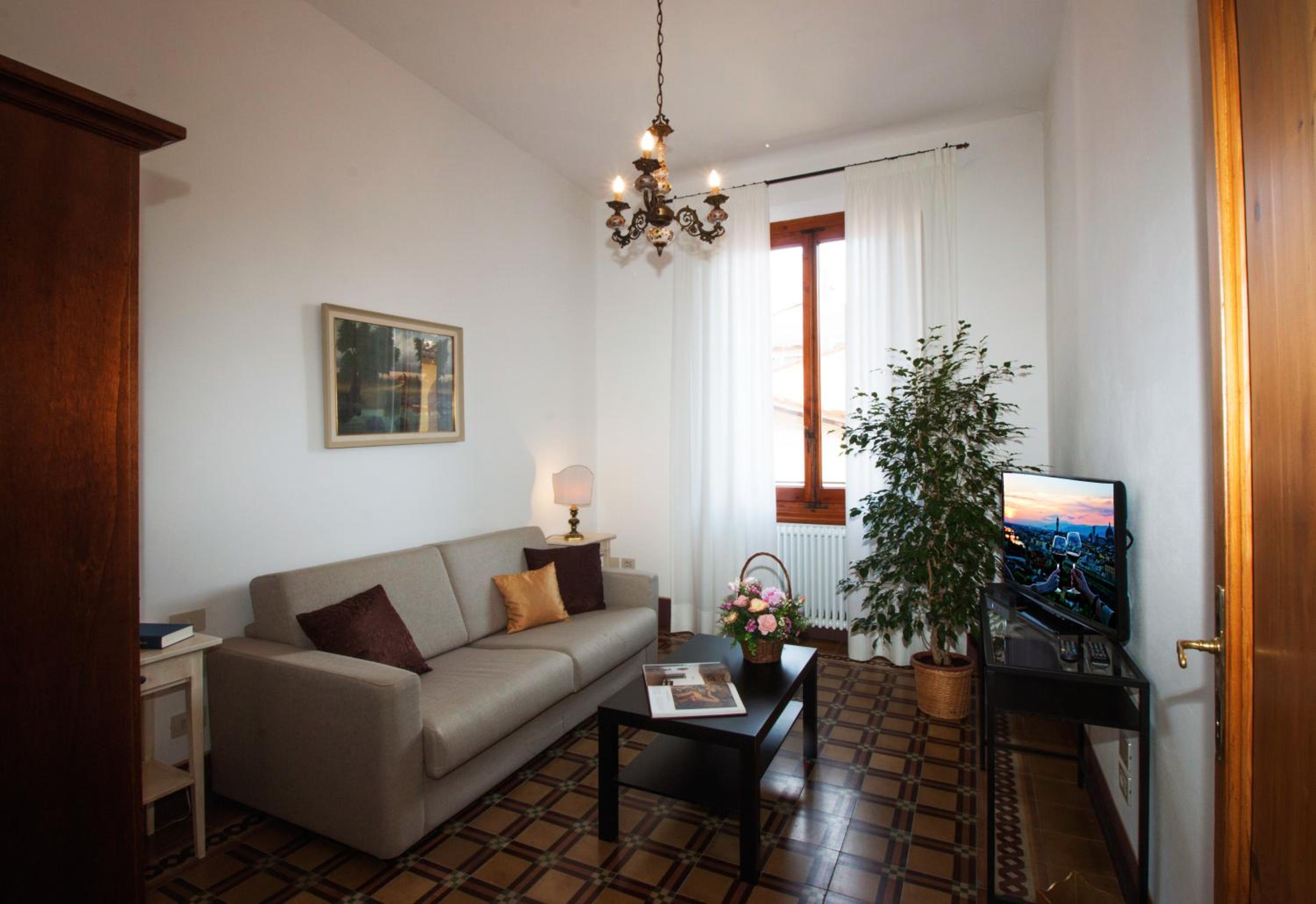 Two-Bedroom Apartment with Balcony (Pitti) photo 3