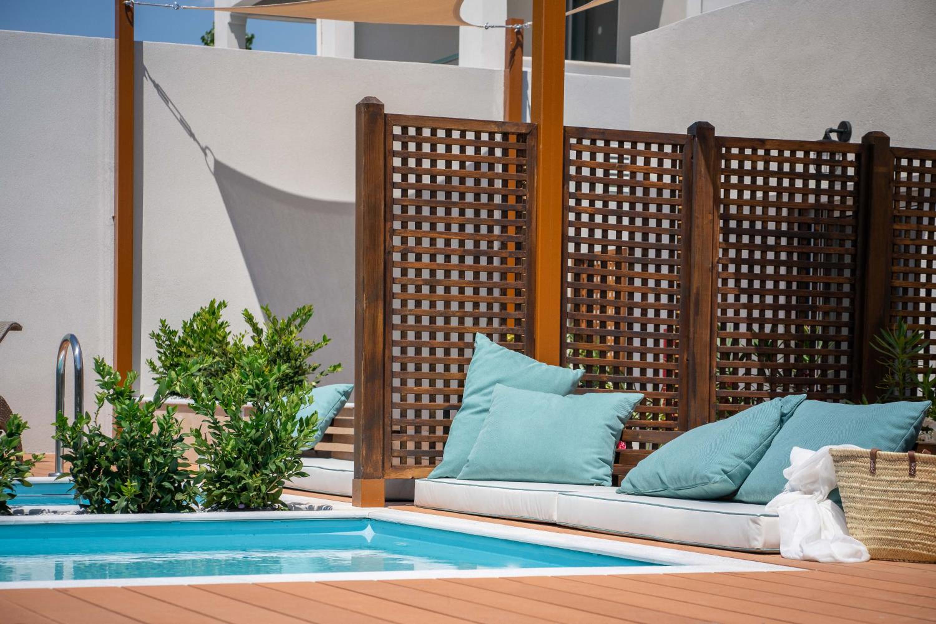 Family Bungalow with Private Pool - Photo 8