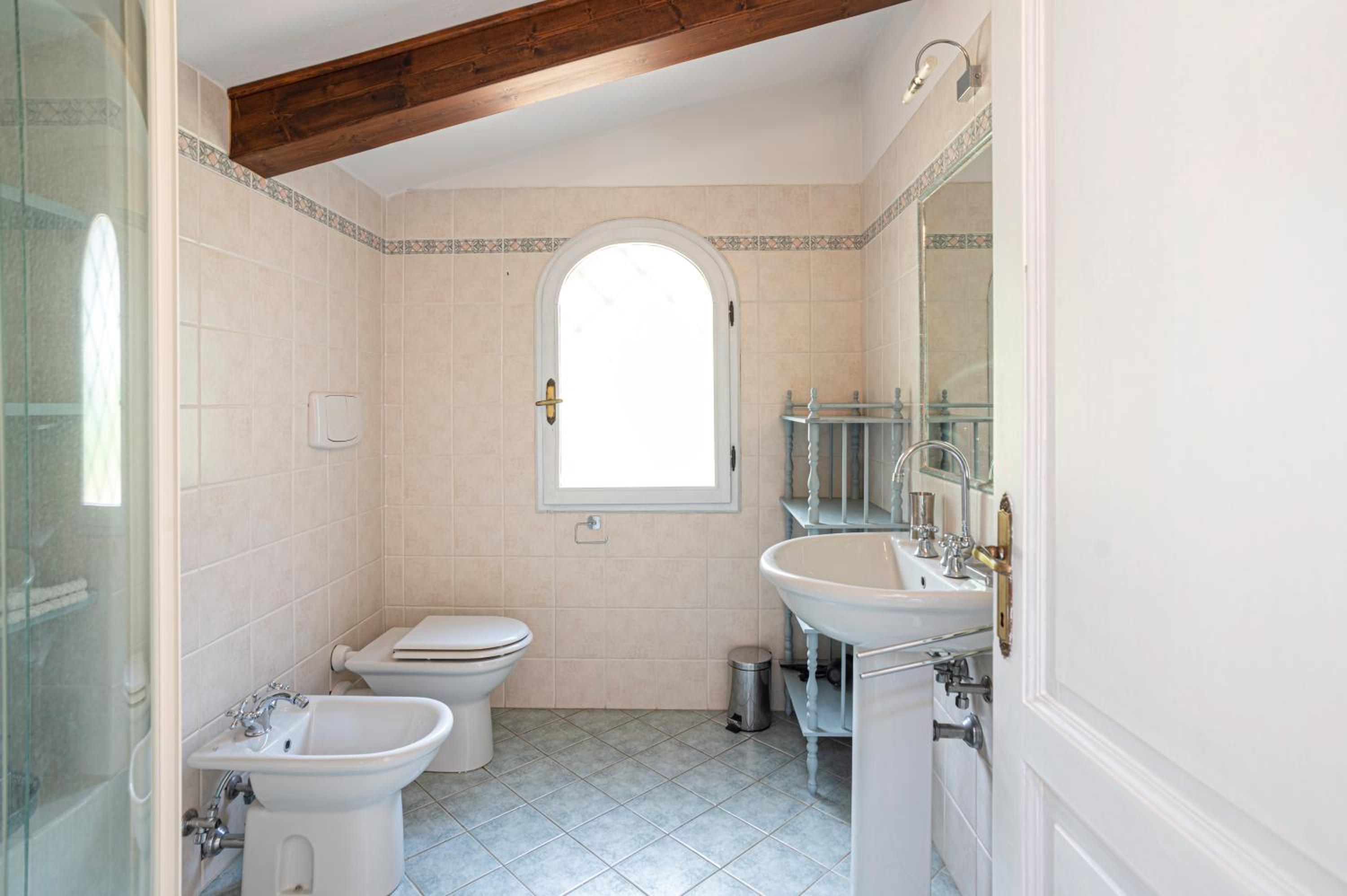 Five-Bedroom House on Two Floors photo 3