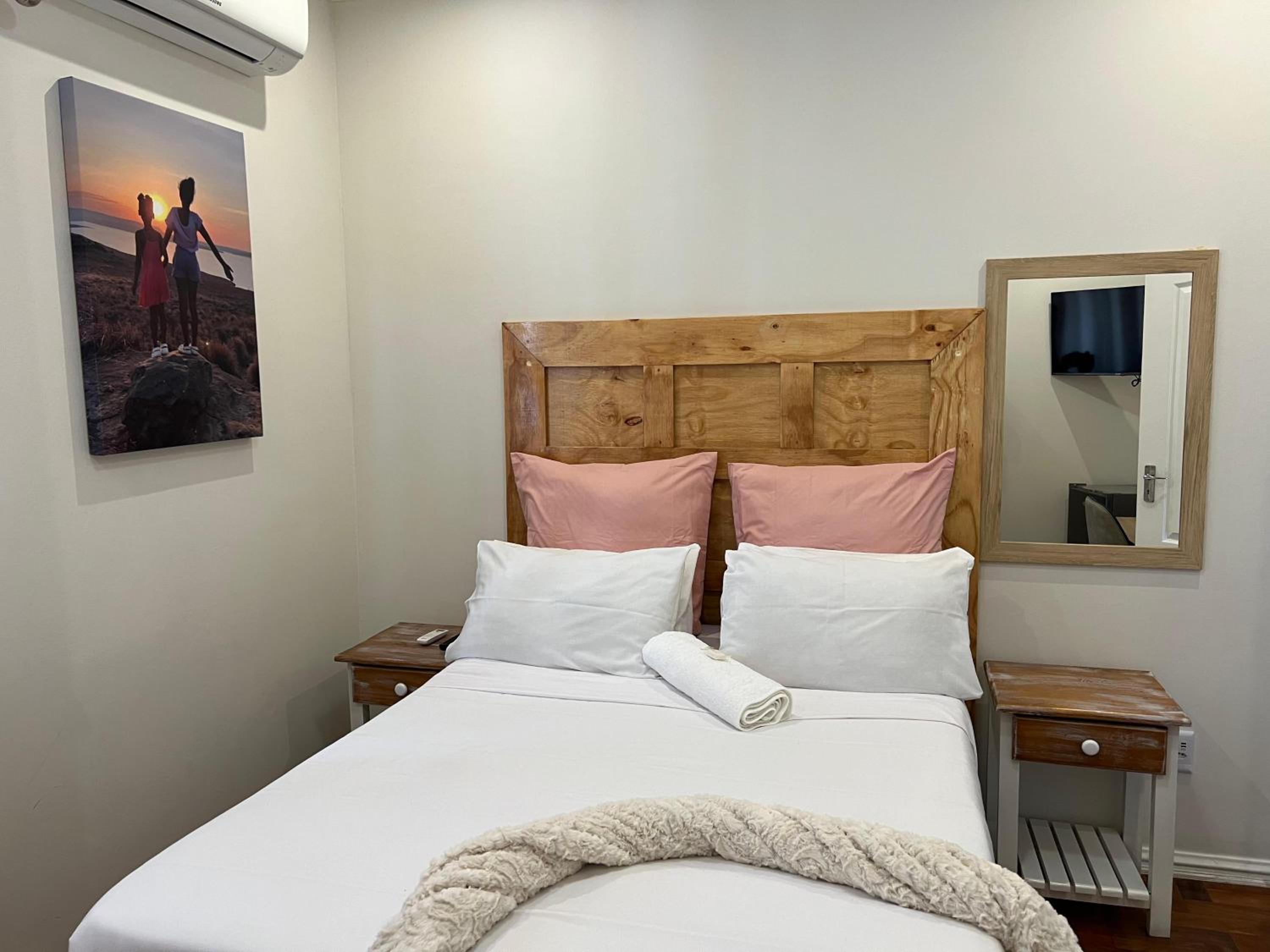 Comfort Queen Room - Photo 8