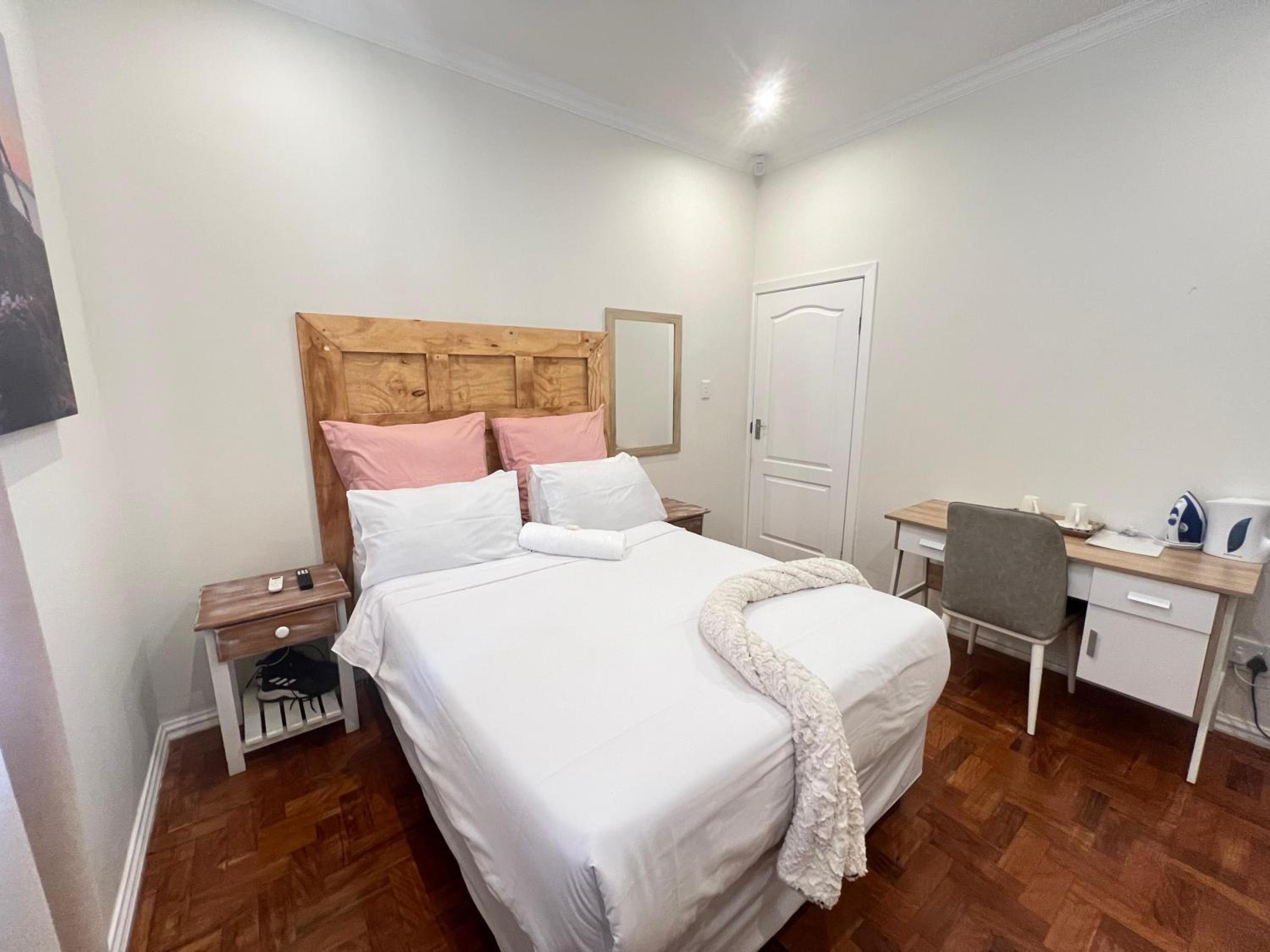 Comfort Queen Room - Photo 7