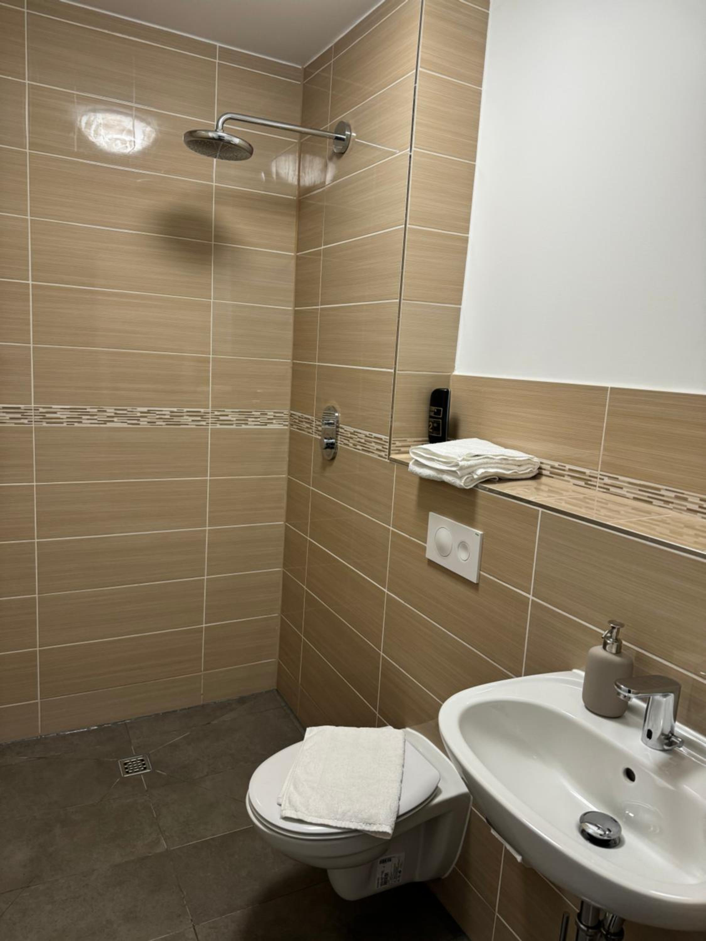 Twin Room with Private Bathroom photo 2