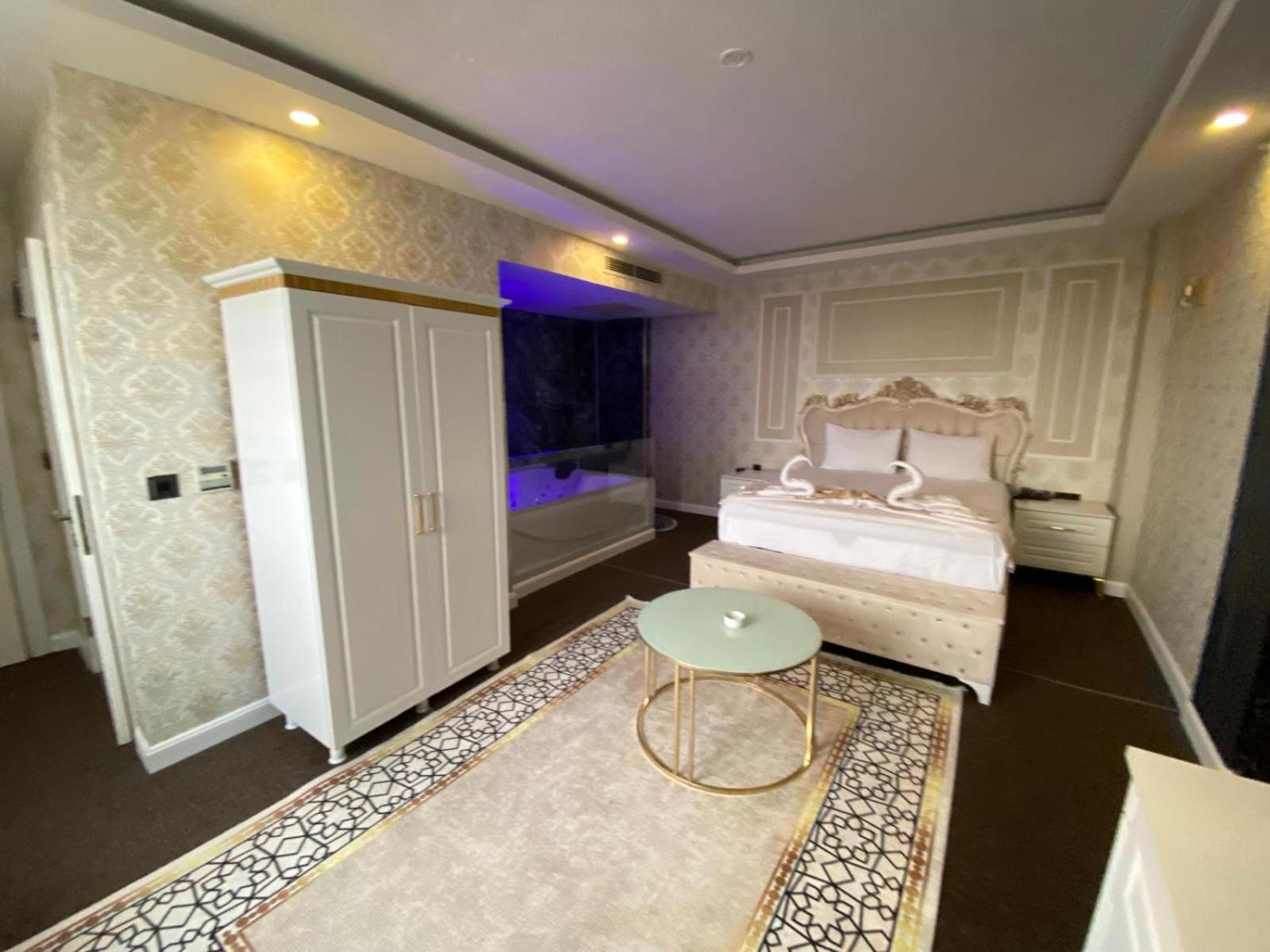 Deluxe King Suite photo 1