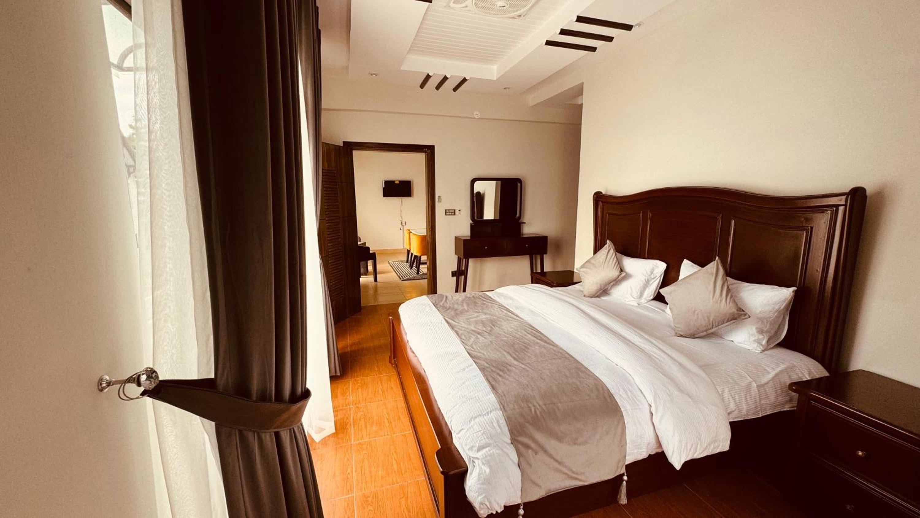 Deluxe One-Bedroom Apartment