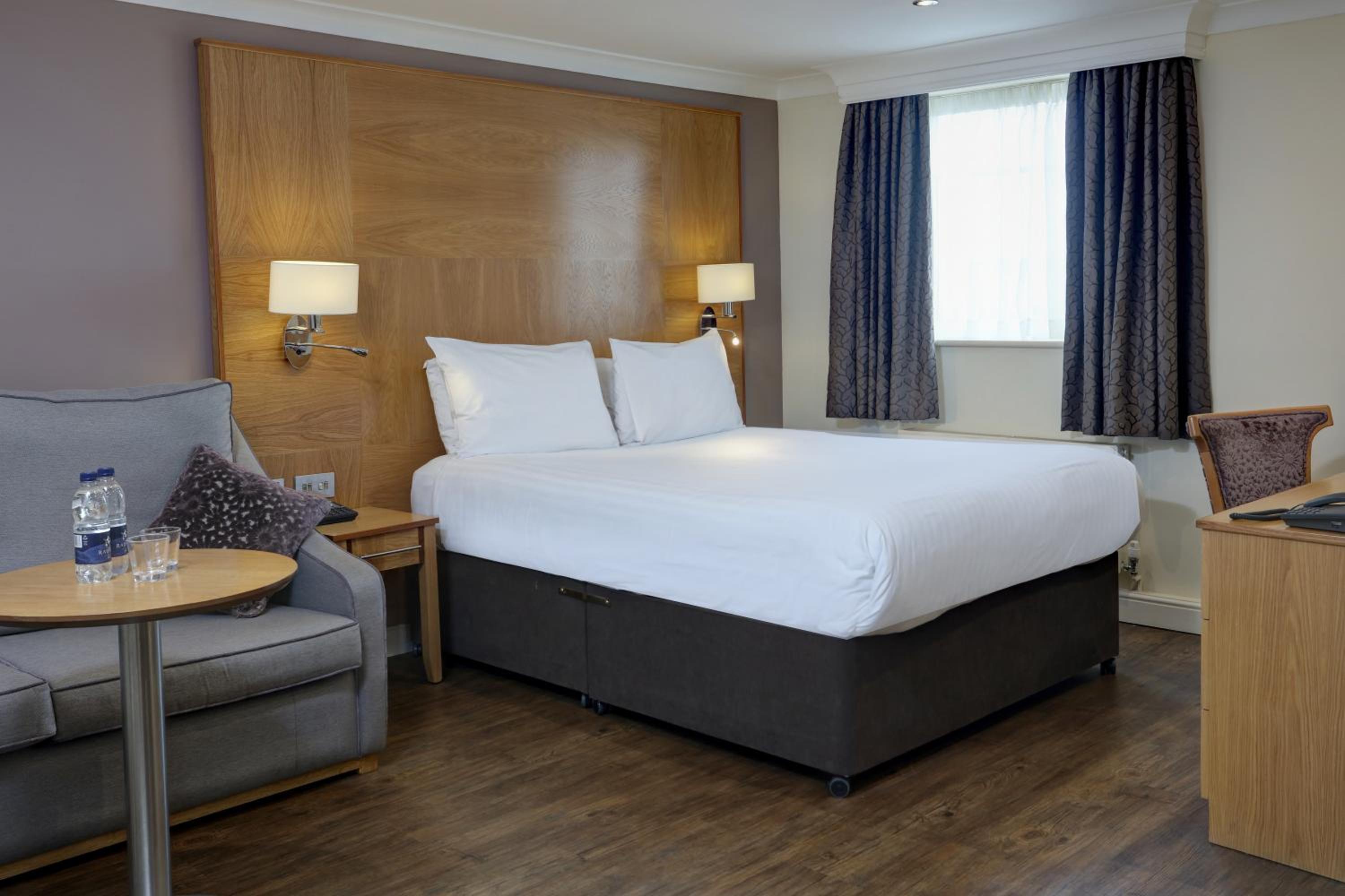 Standard Queen Room with Single Sofa Bed - Photo 4