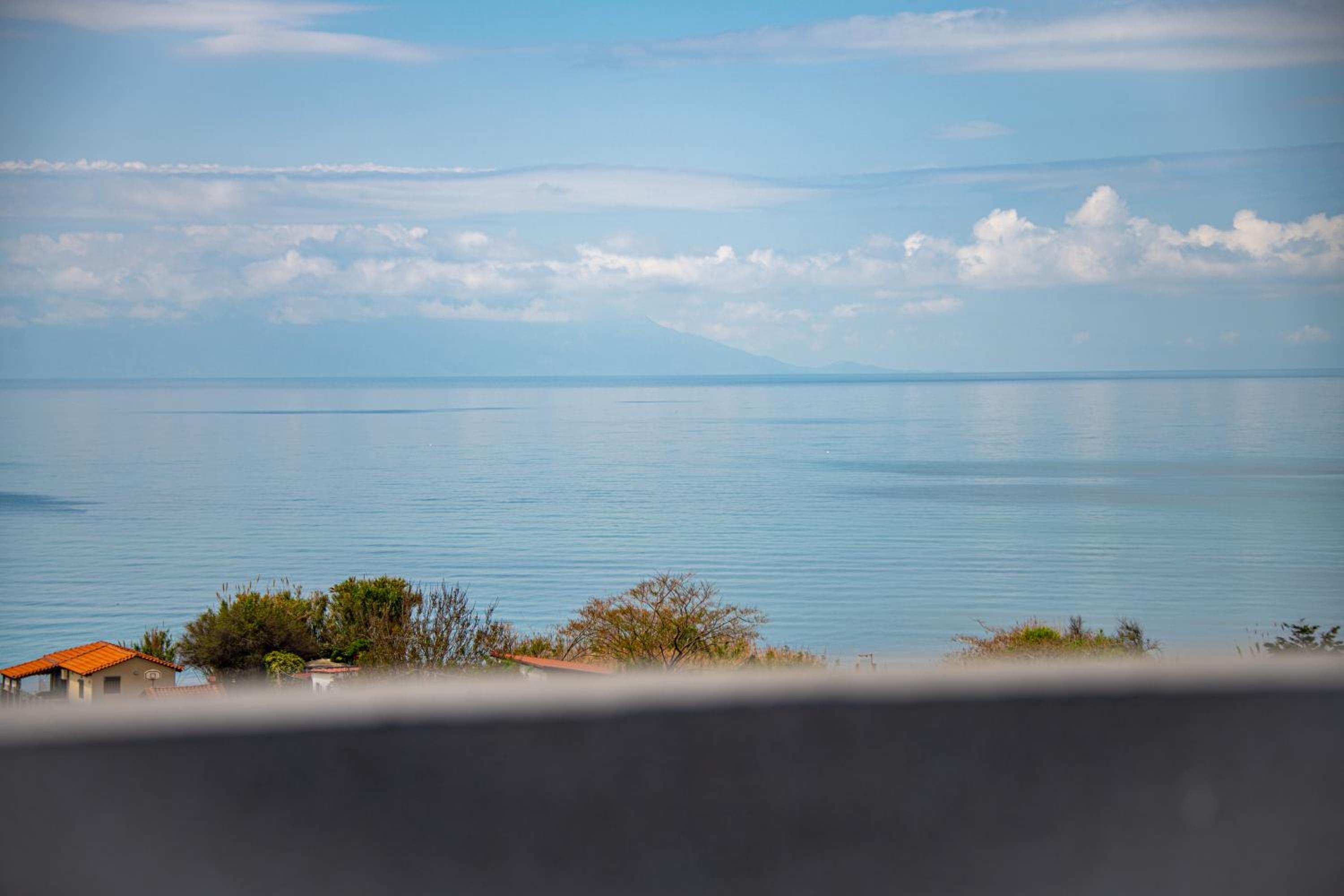 One-Bedroom Apartment with Balcony and Sea View photo 2