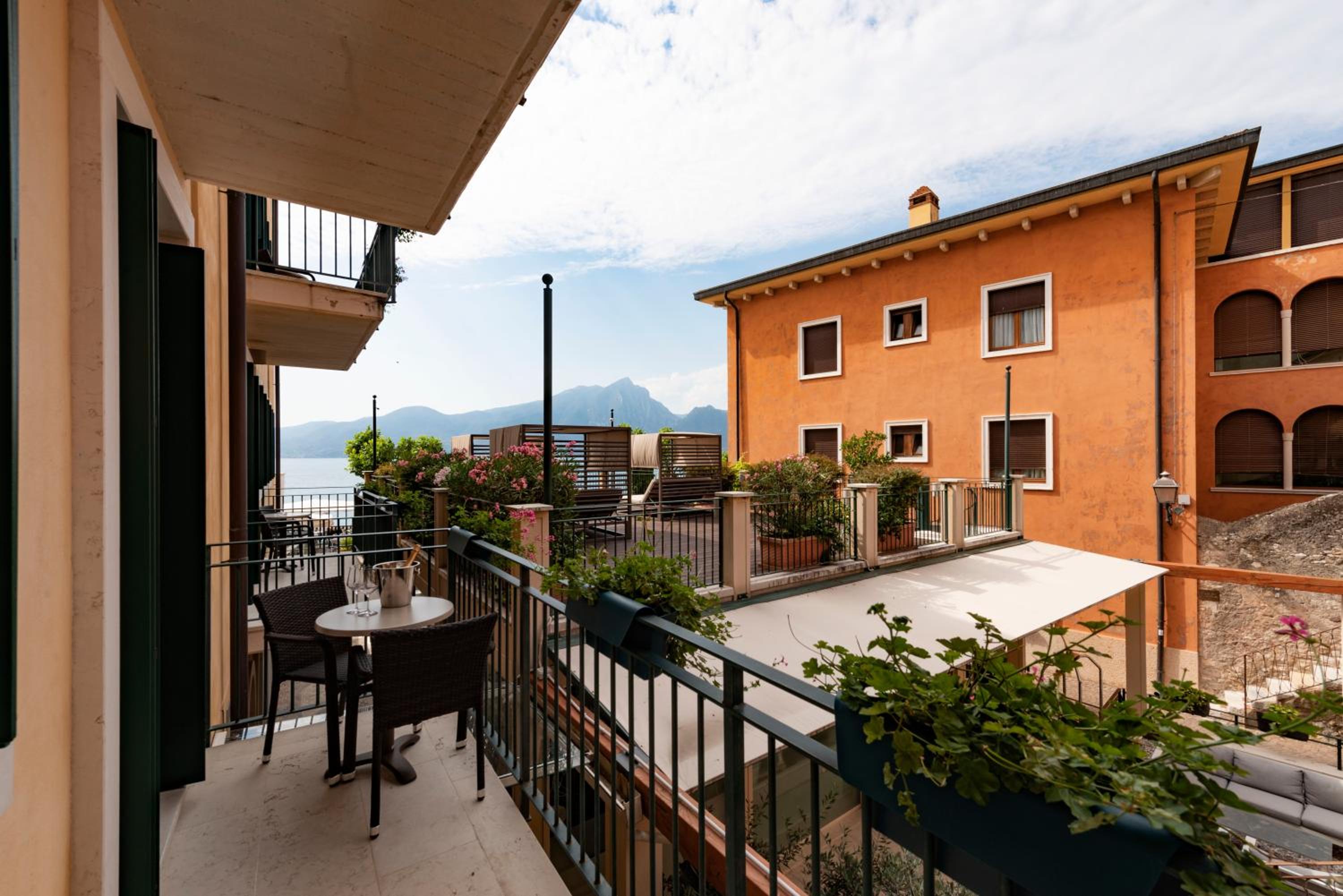 Double Room with Partial Lake View - Photo 2