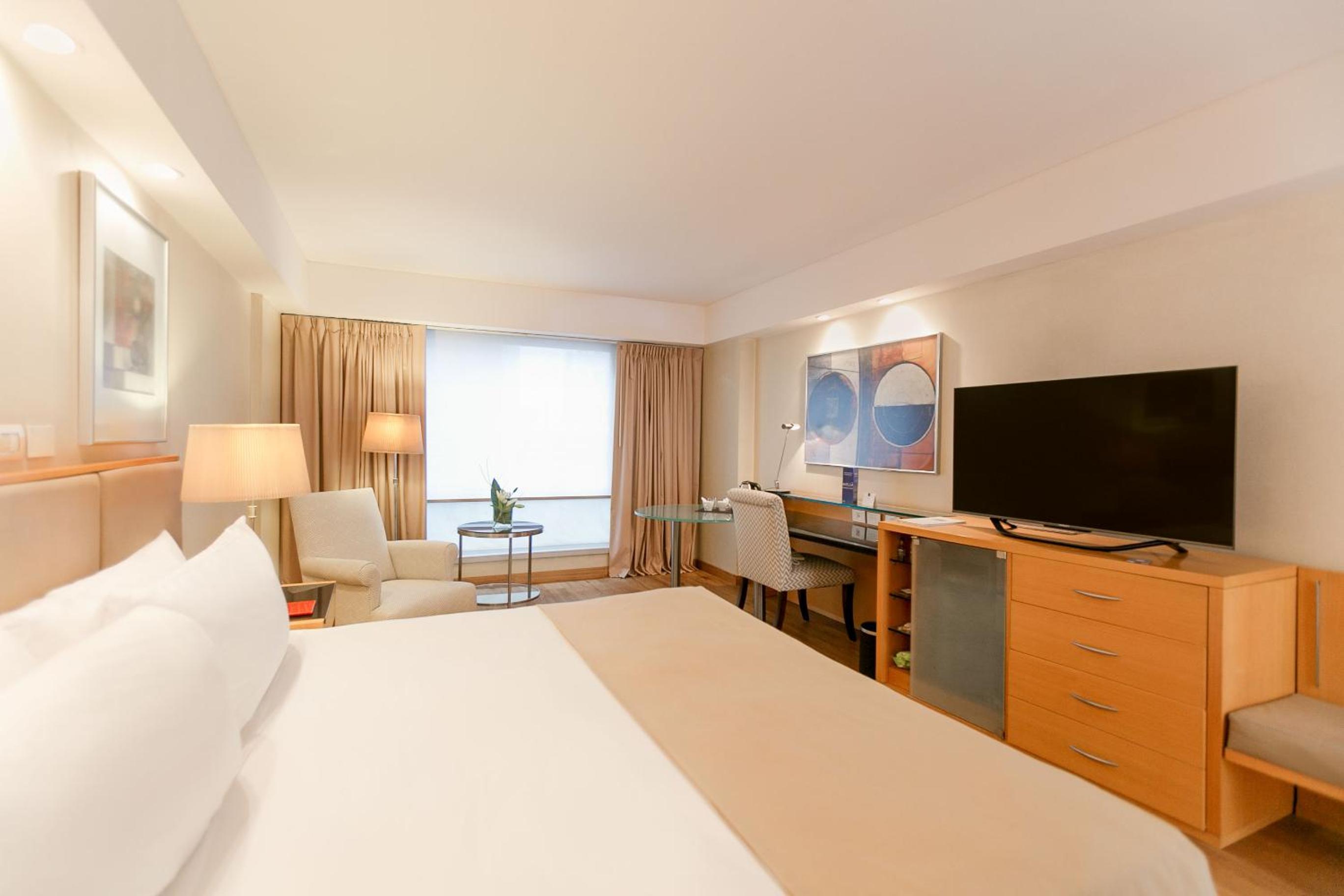 Deluxe King Room with Street View