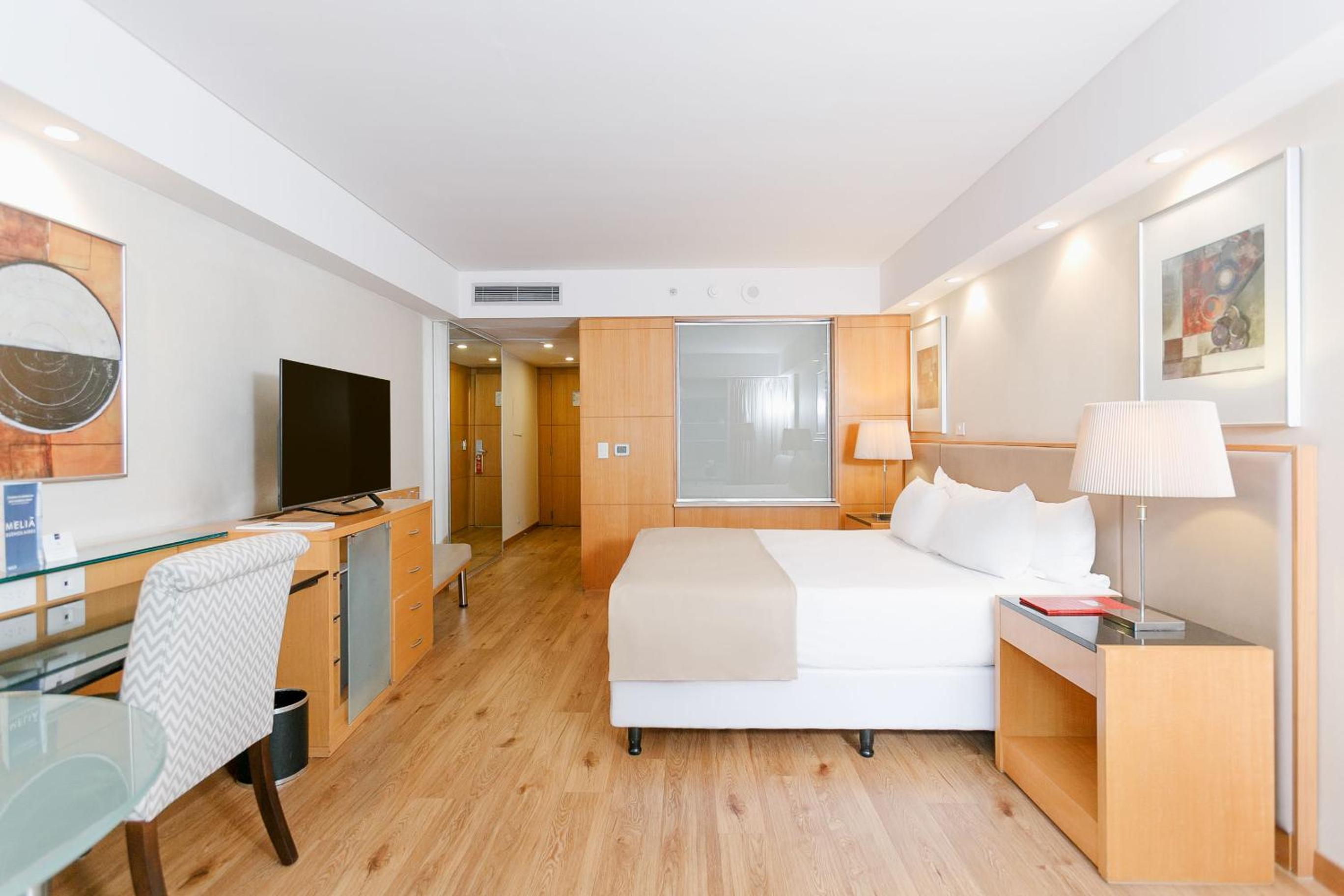Deluxe King Room with Street View