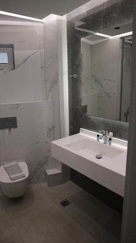 Family Room Open-Plan photo 2
