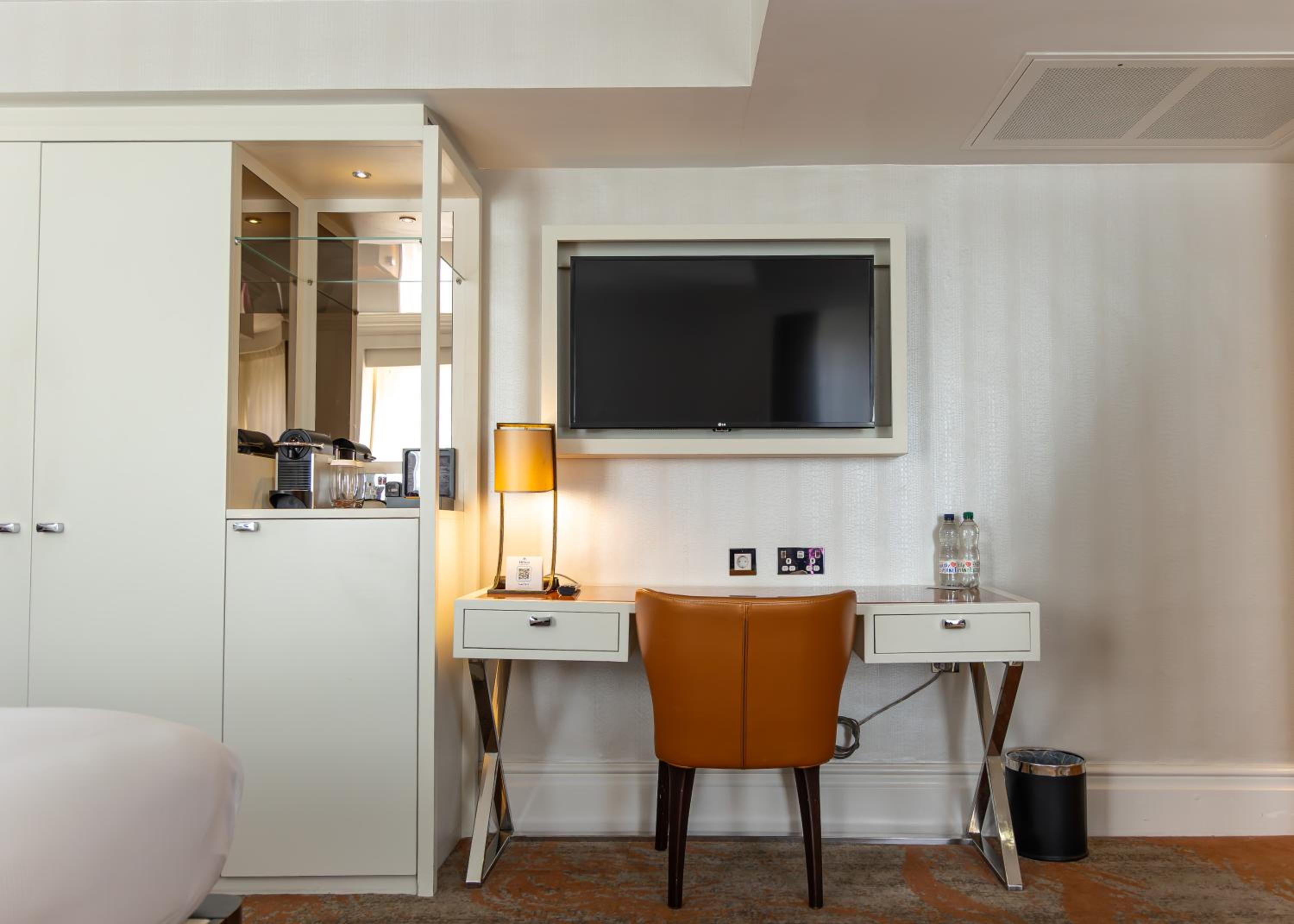 Deluxe King Room photo 2