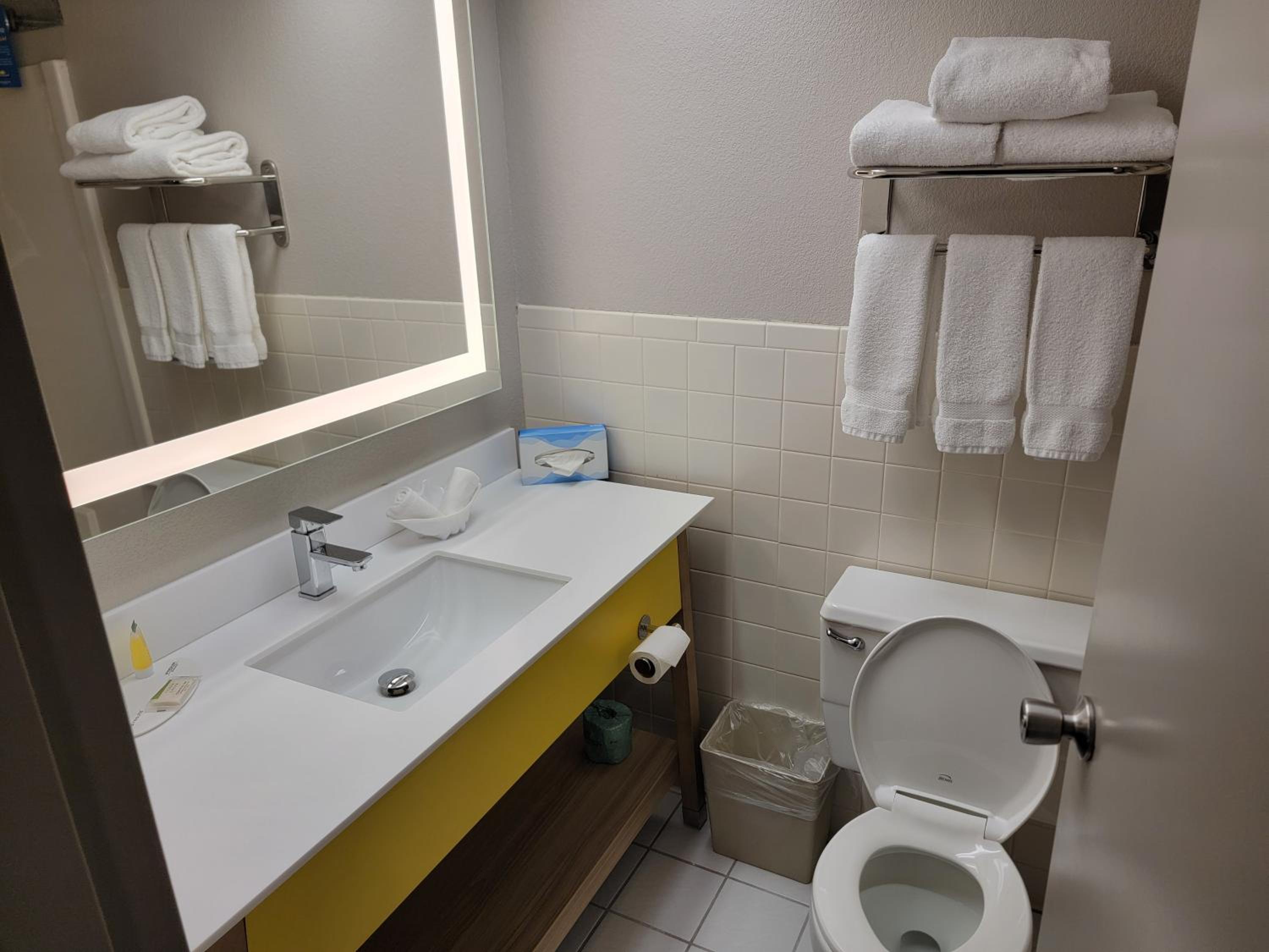 King Room - Non-Smoking photo 2