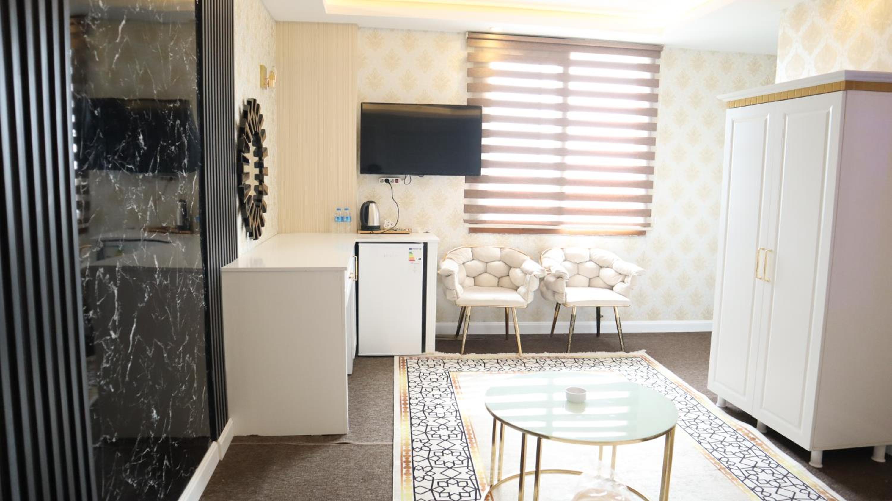 Deluxe King Suite photo 3