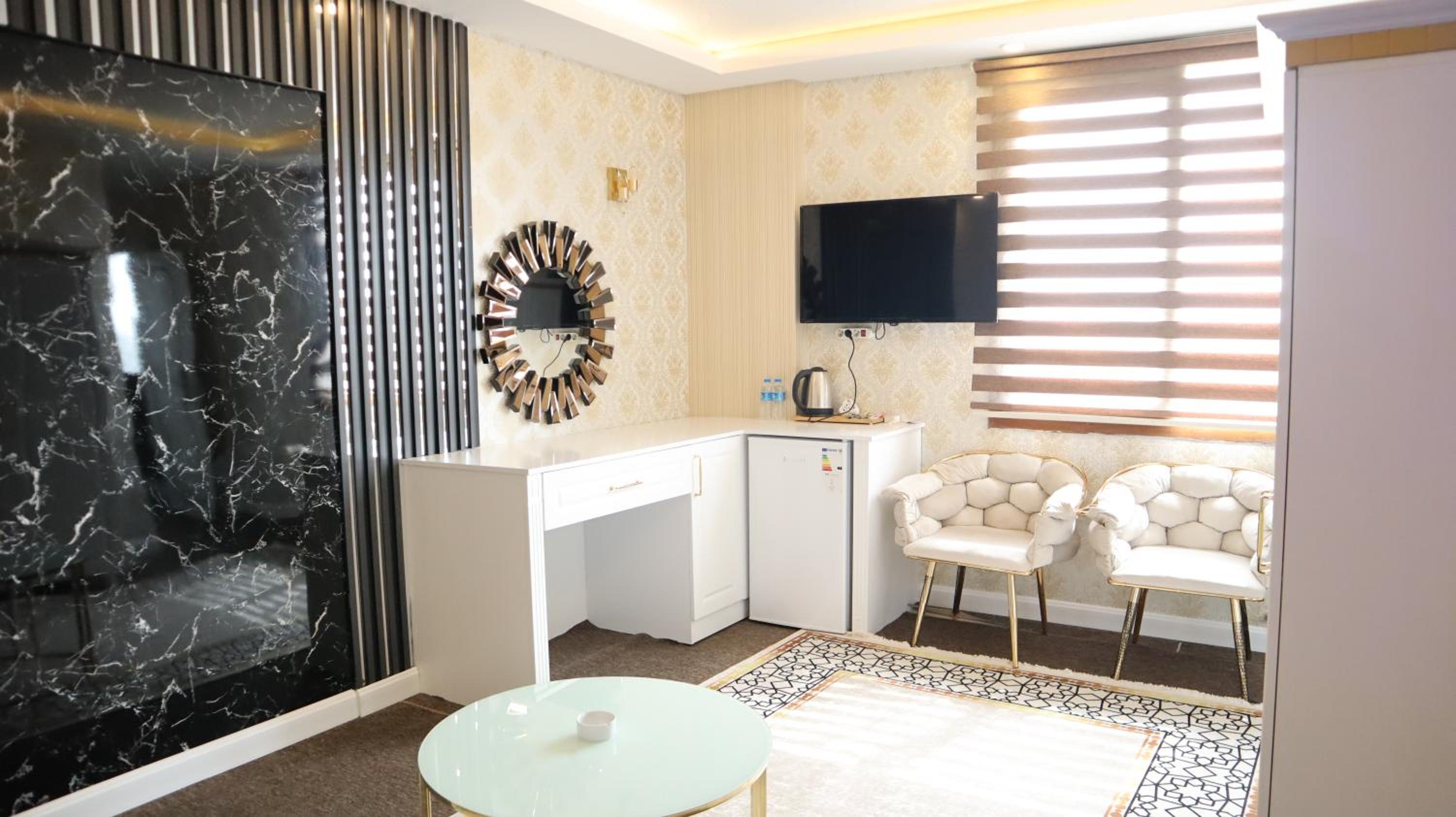 Deluxe King Suite photo 2