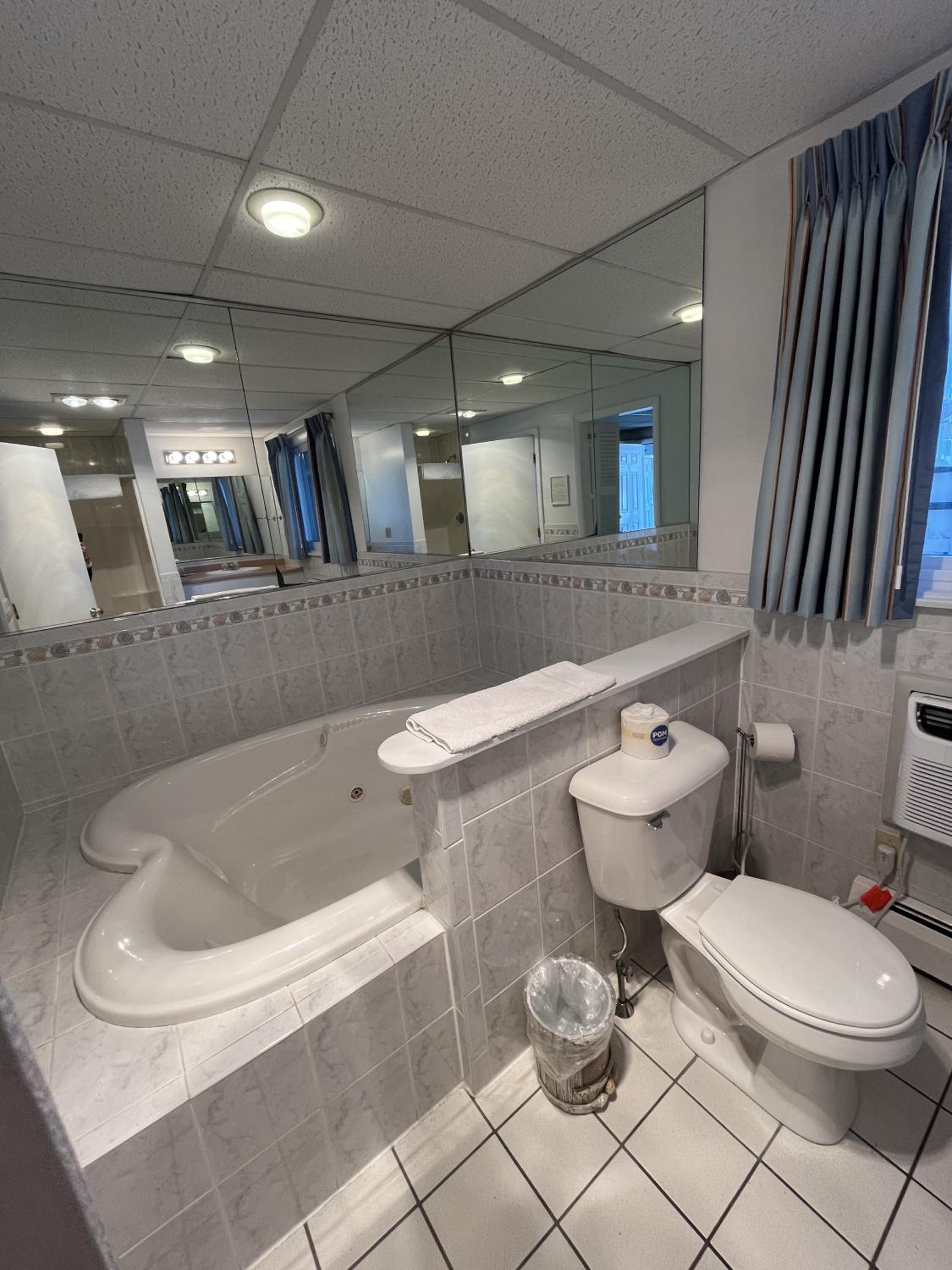 Main Building Queen Jacuzzi  photo 2