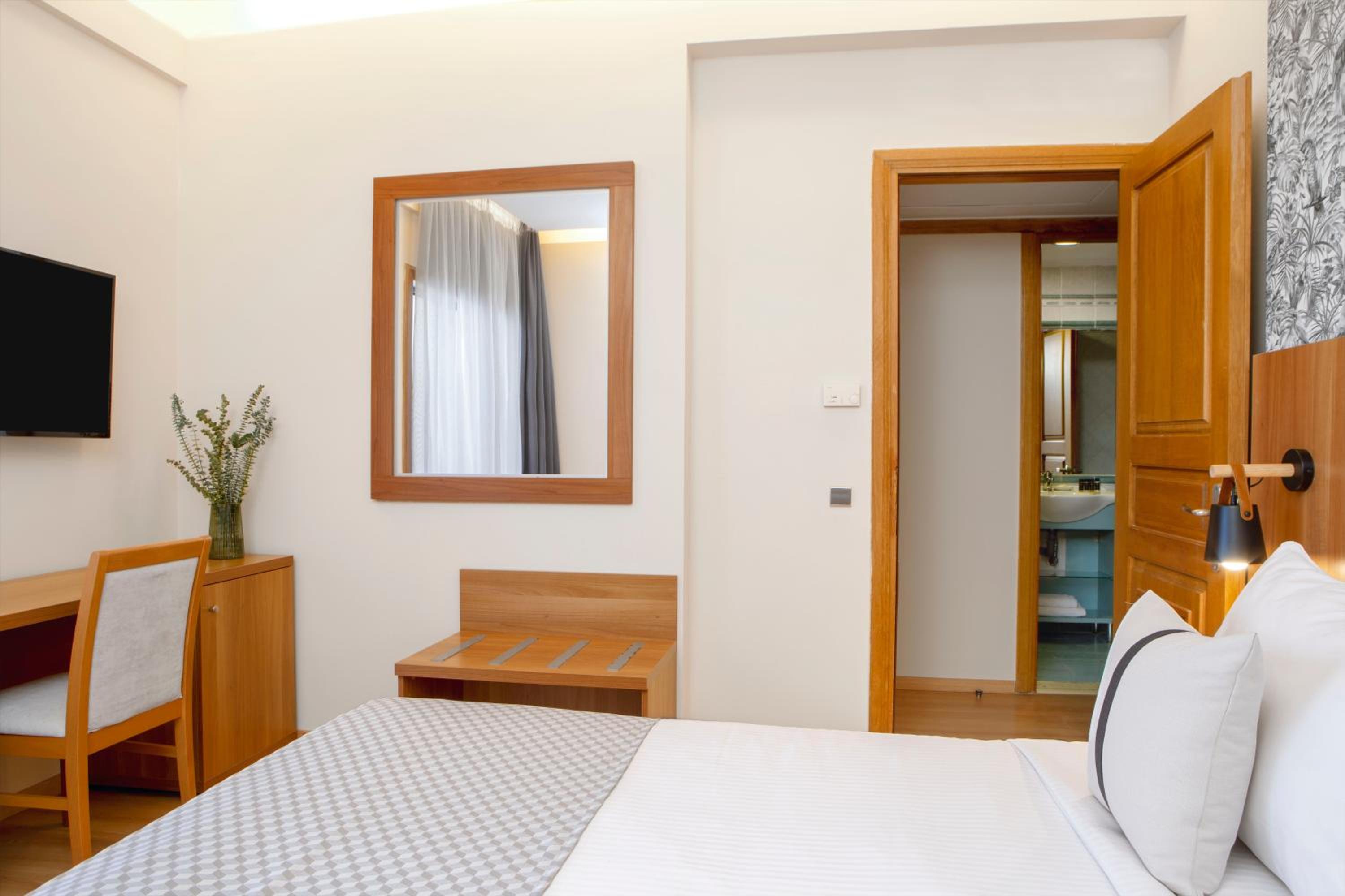 Superior Room with Side Sea View  - Photo 2