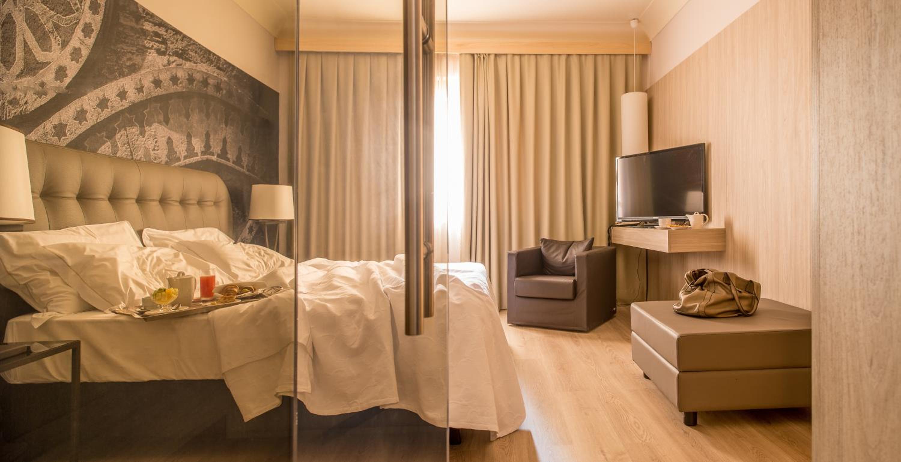 Executive Double Room thumbnail 5