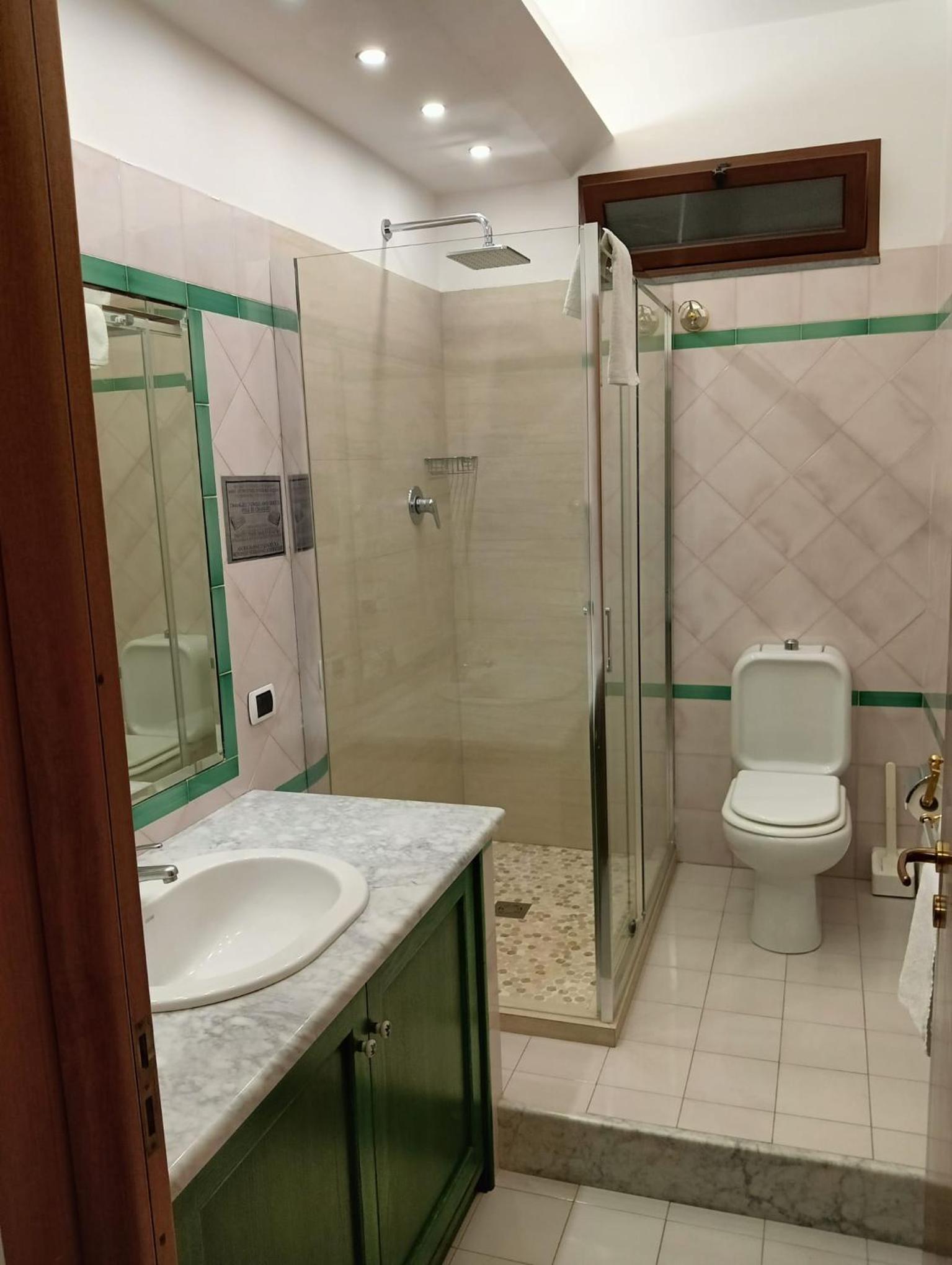 Double Room With Private Bathroom photo 2