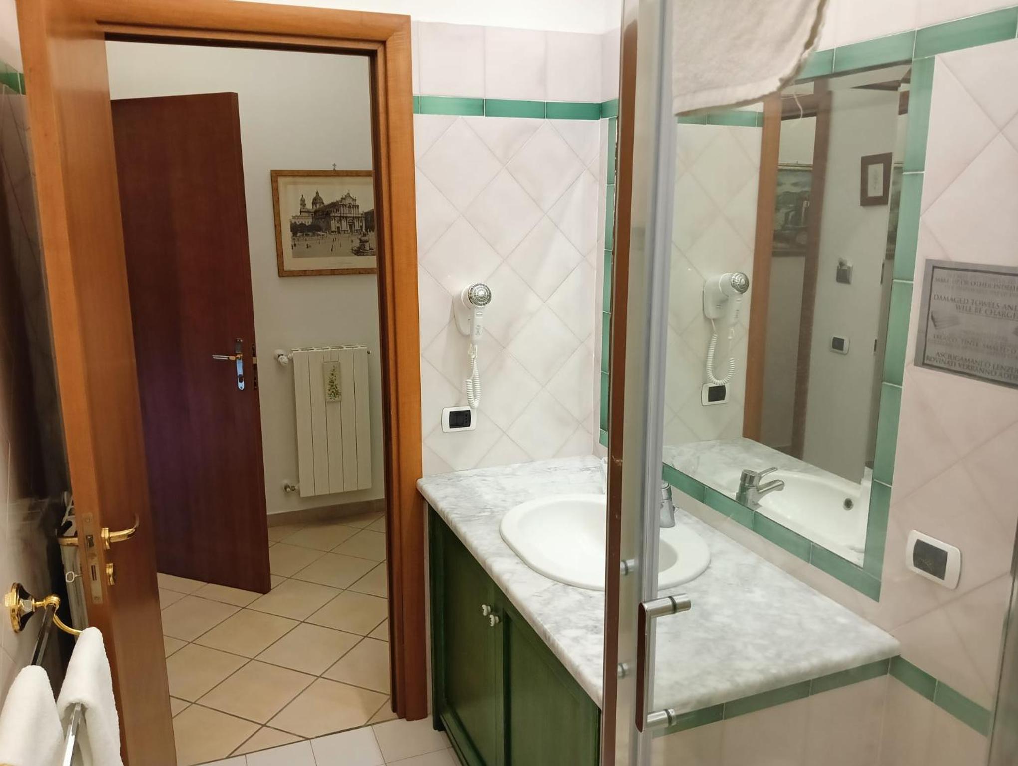 Double Room With Private Bathroom photo 3