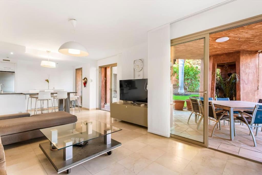 Apartamento de Dos Habitaciones con Terraza