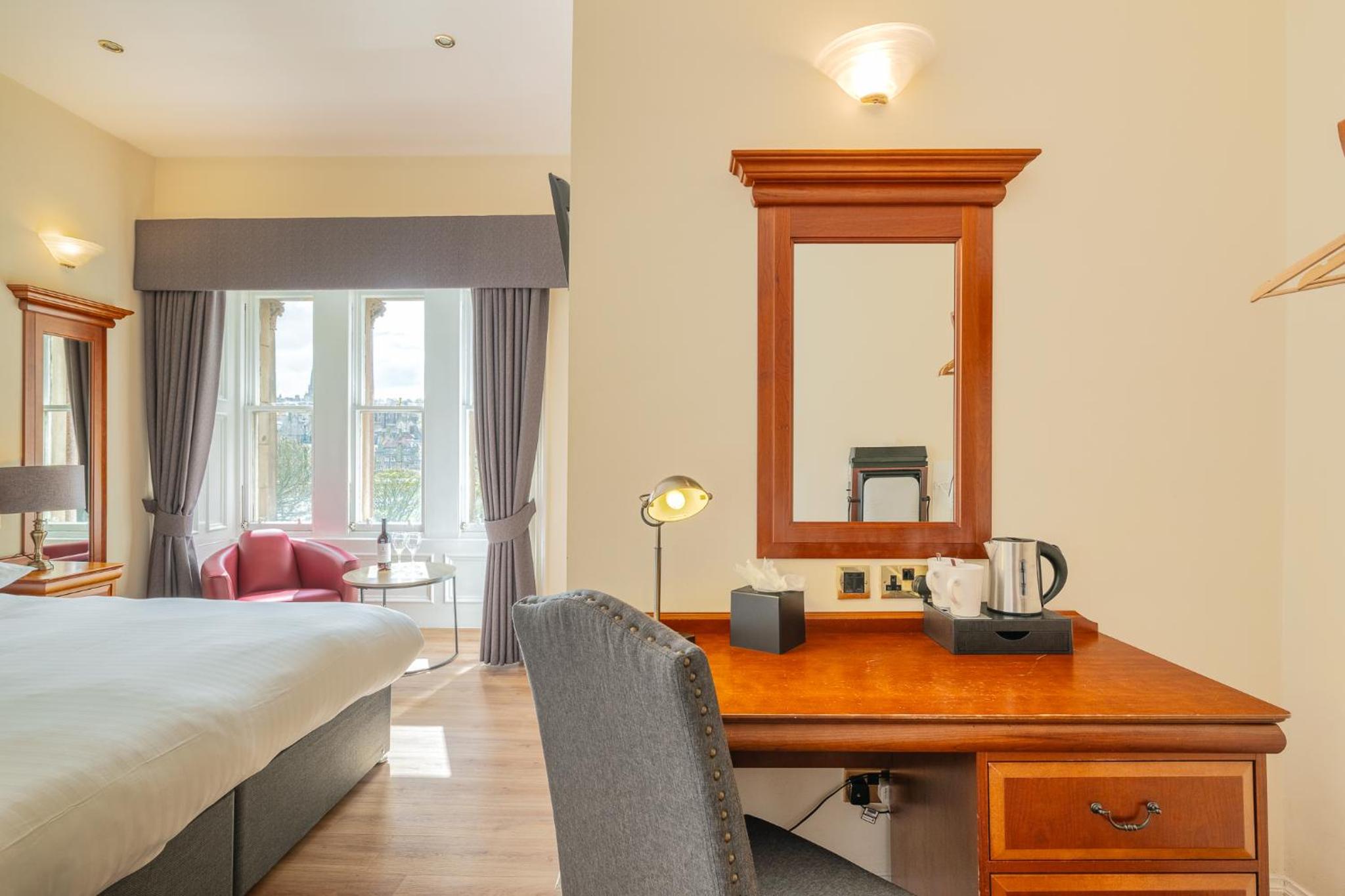 Standard Double Room with Princes Street View - Photo 2