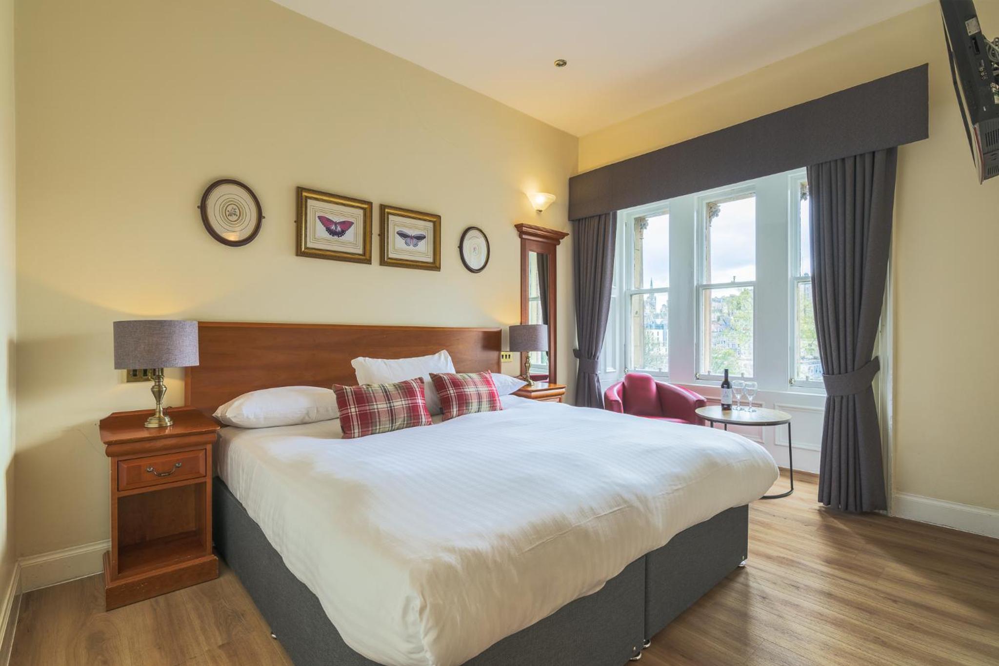 Standard Double Room with Princes Street View - Photo 5