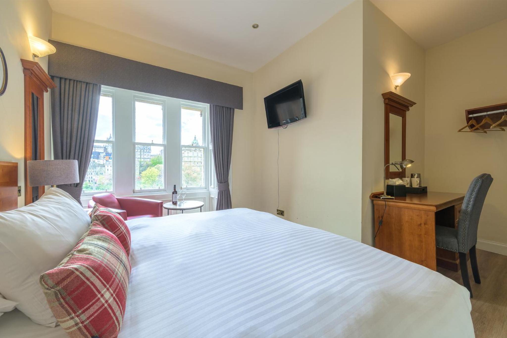 Standard Double Room with Princes Street View - Photo 7