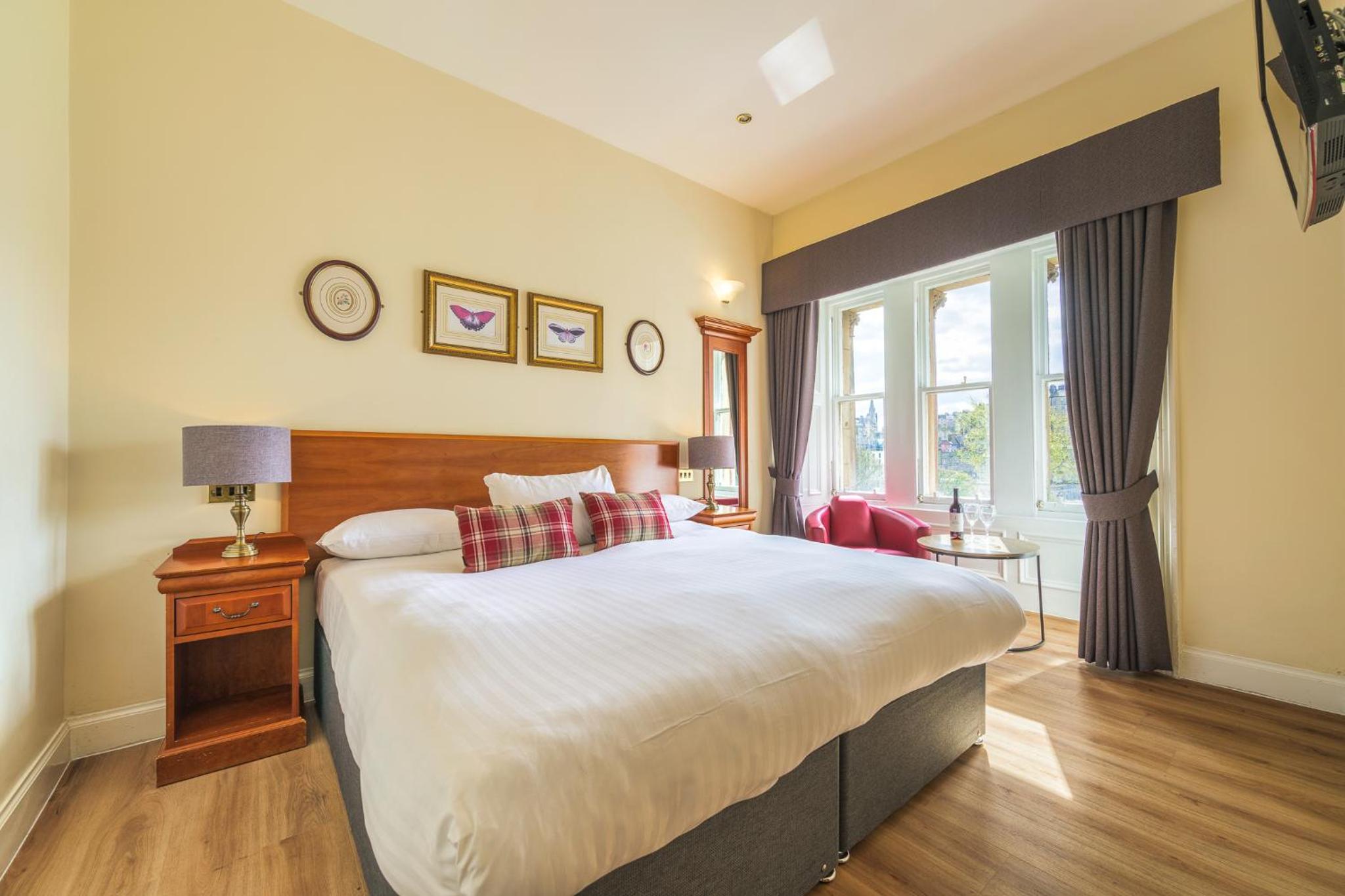 Standard Double Room with Princes Street View - Photo 6