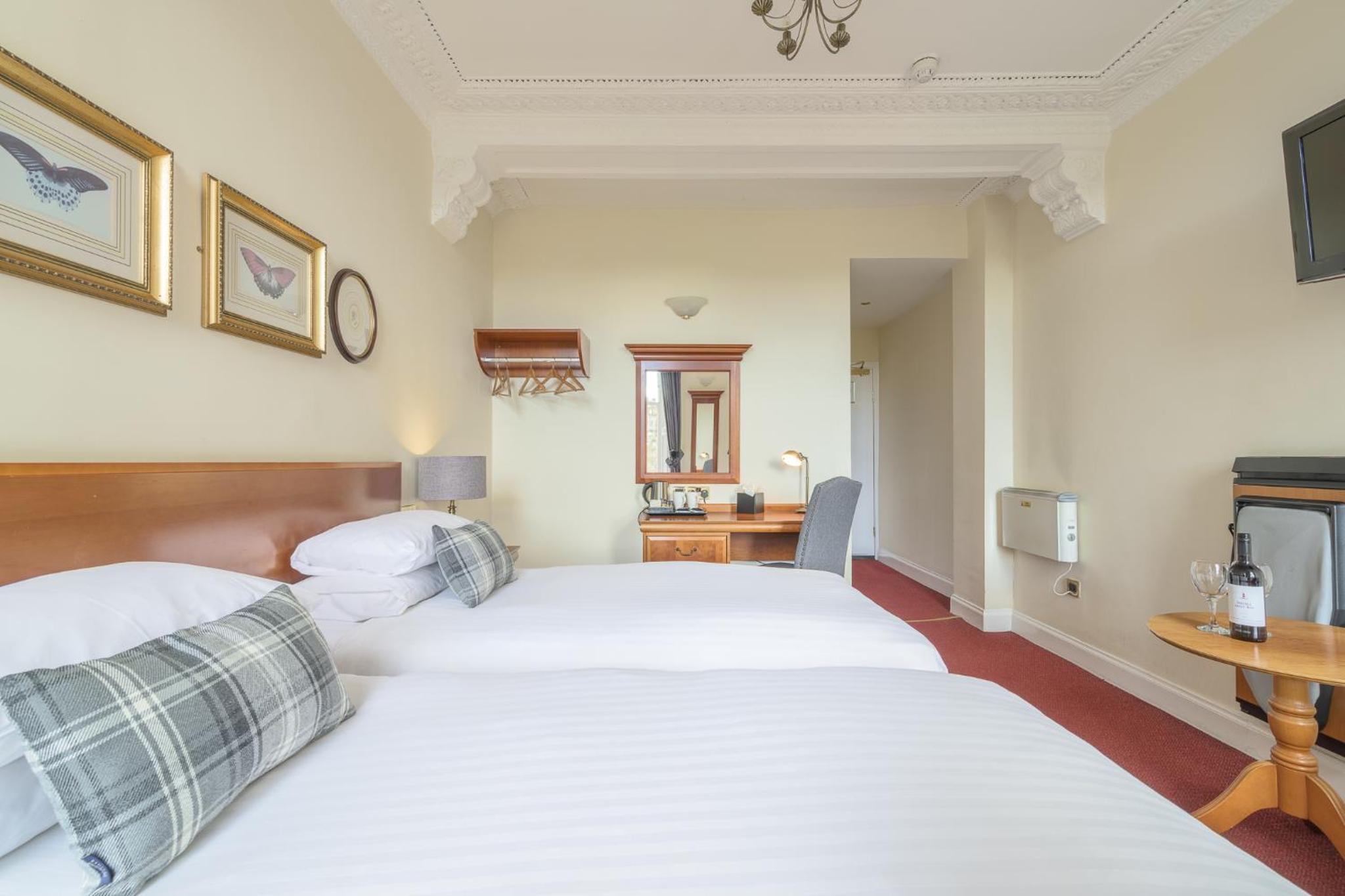 Standard Twin Room with Princes Street View - Photo 2