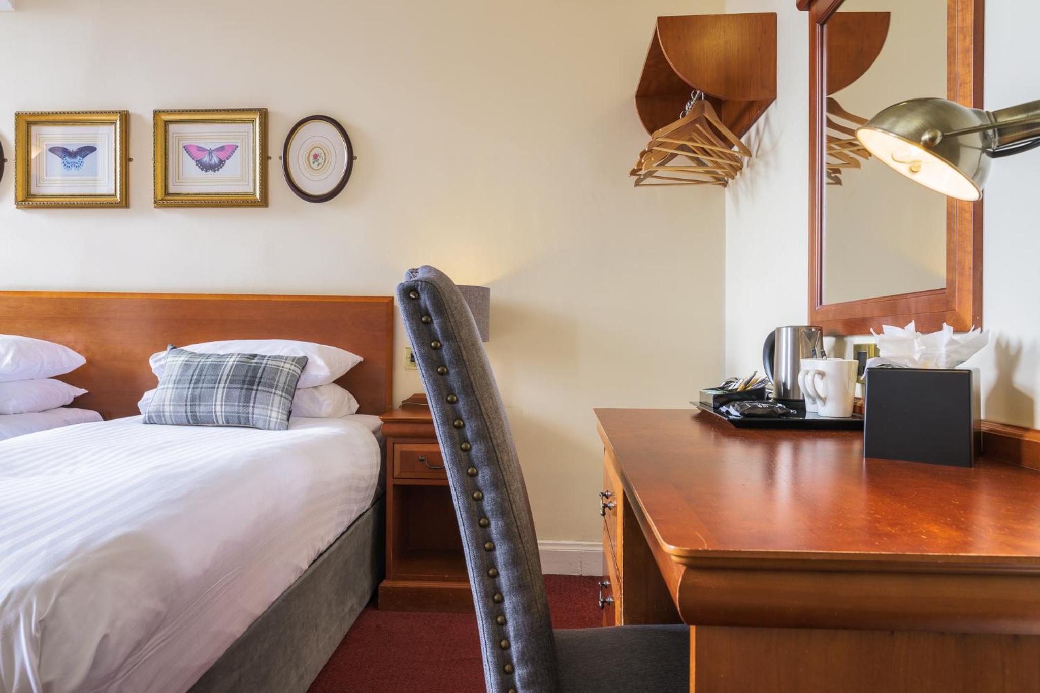 Standard Twin Room with Princes Street View - Photo 4