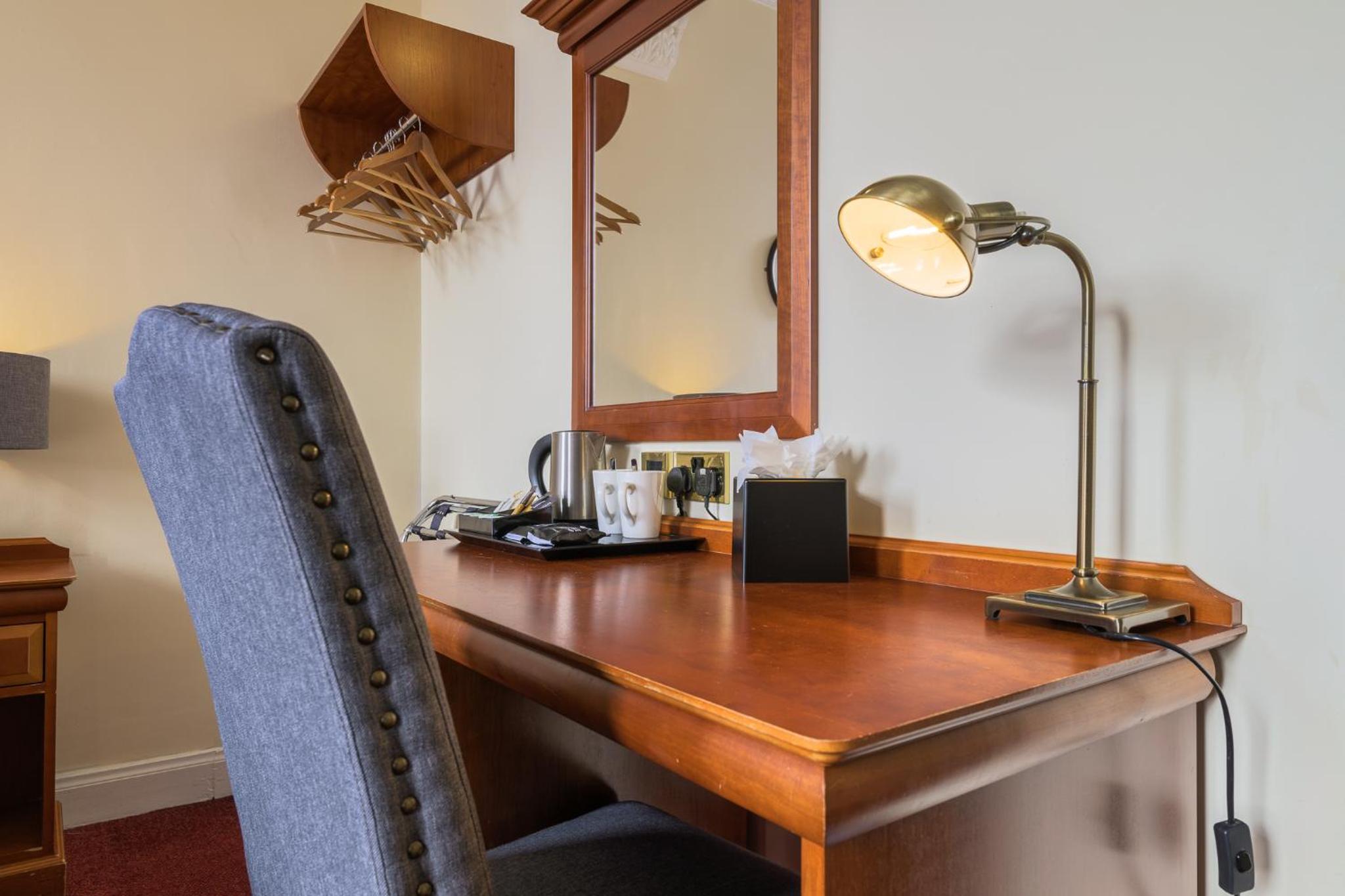 Standard Twin Room with Princes Street View - Photo 5