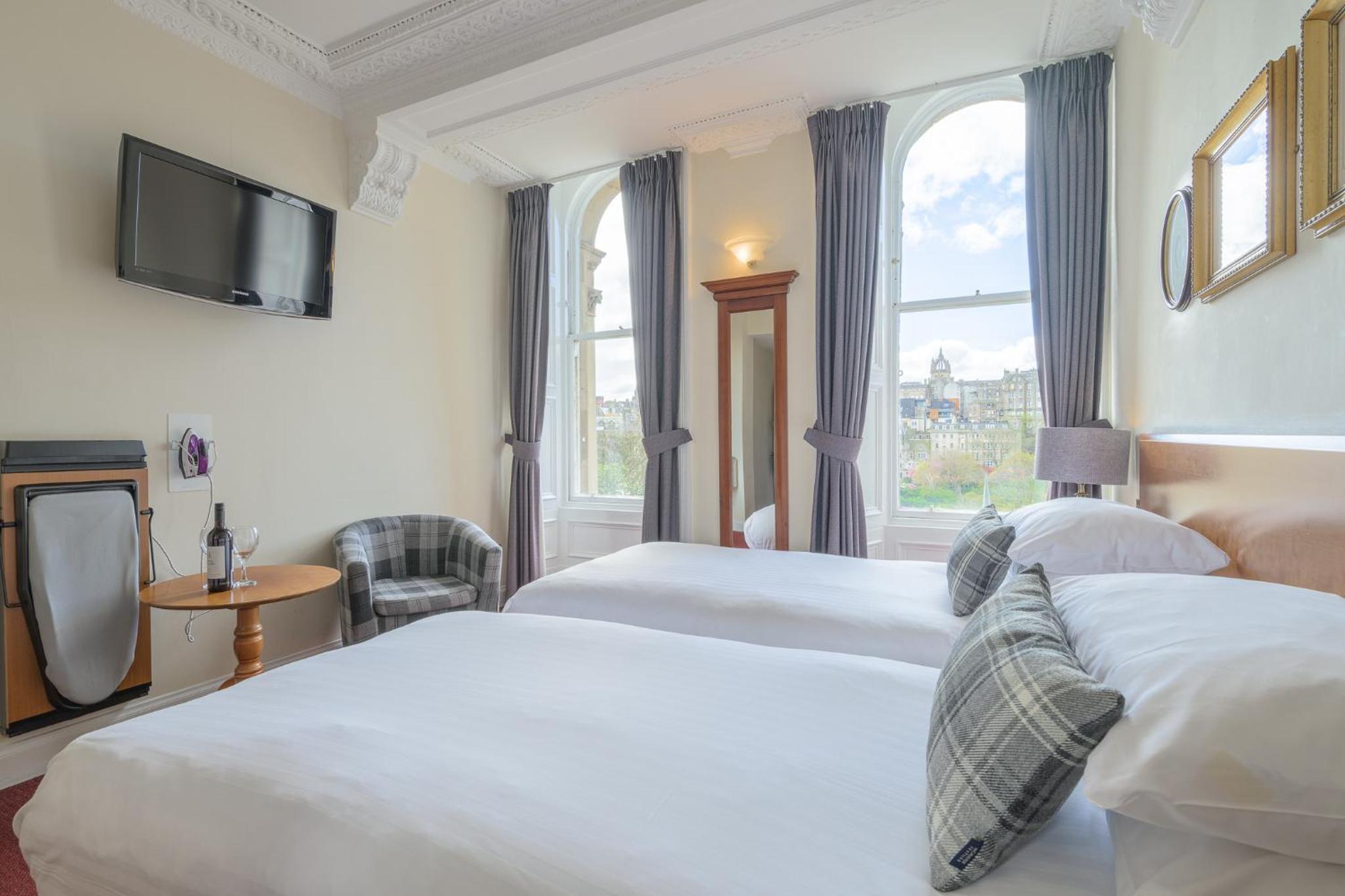 Standard Twin Room with Princes Street View - Photo 7