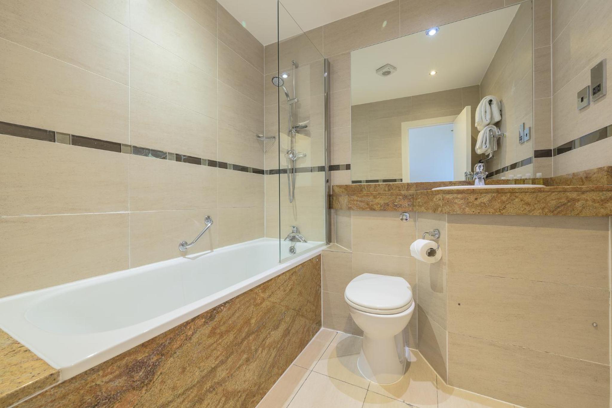 Standard Twin Room with Princes Street View - Photo 6