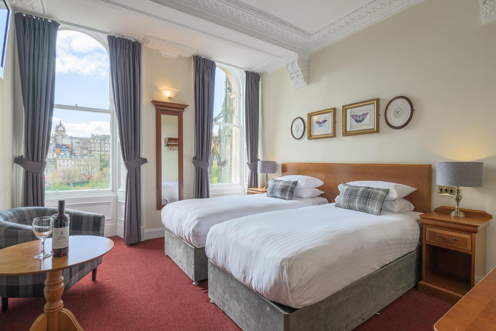 Standard Twin Room with Princes Street View - Photo 3