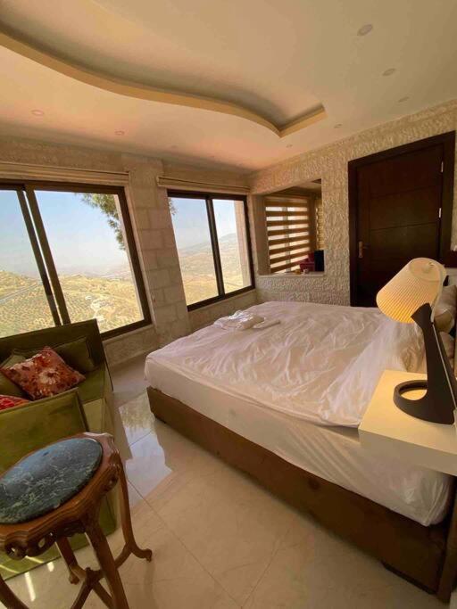 Five-Bedroom House photo 1