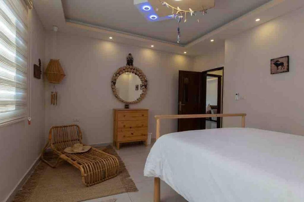 Five-Bedroom House photo 2