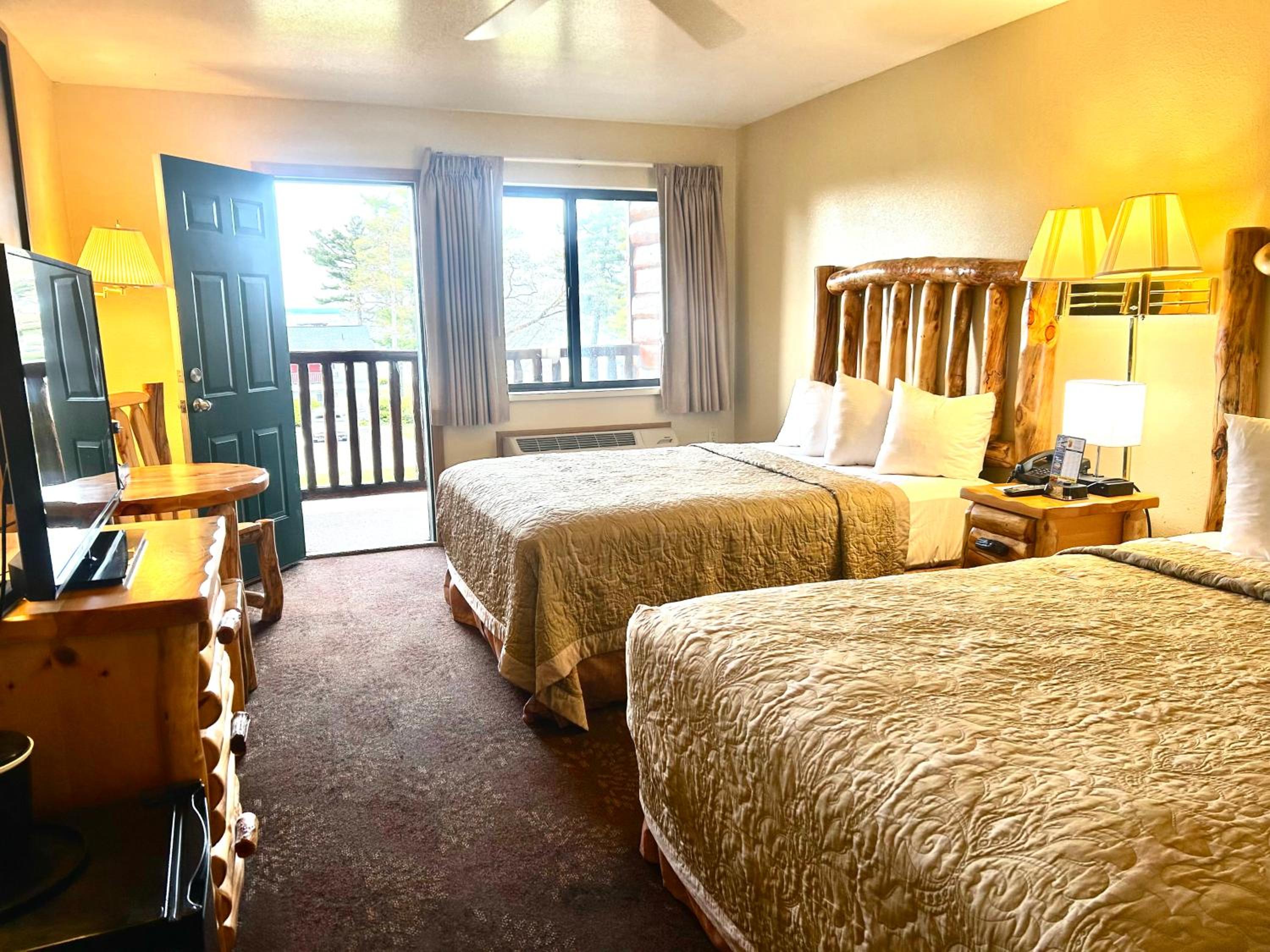 Queen Room with Two Queen Beds - Park and Lake View - Photo 1