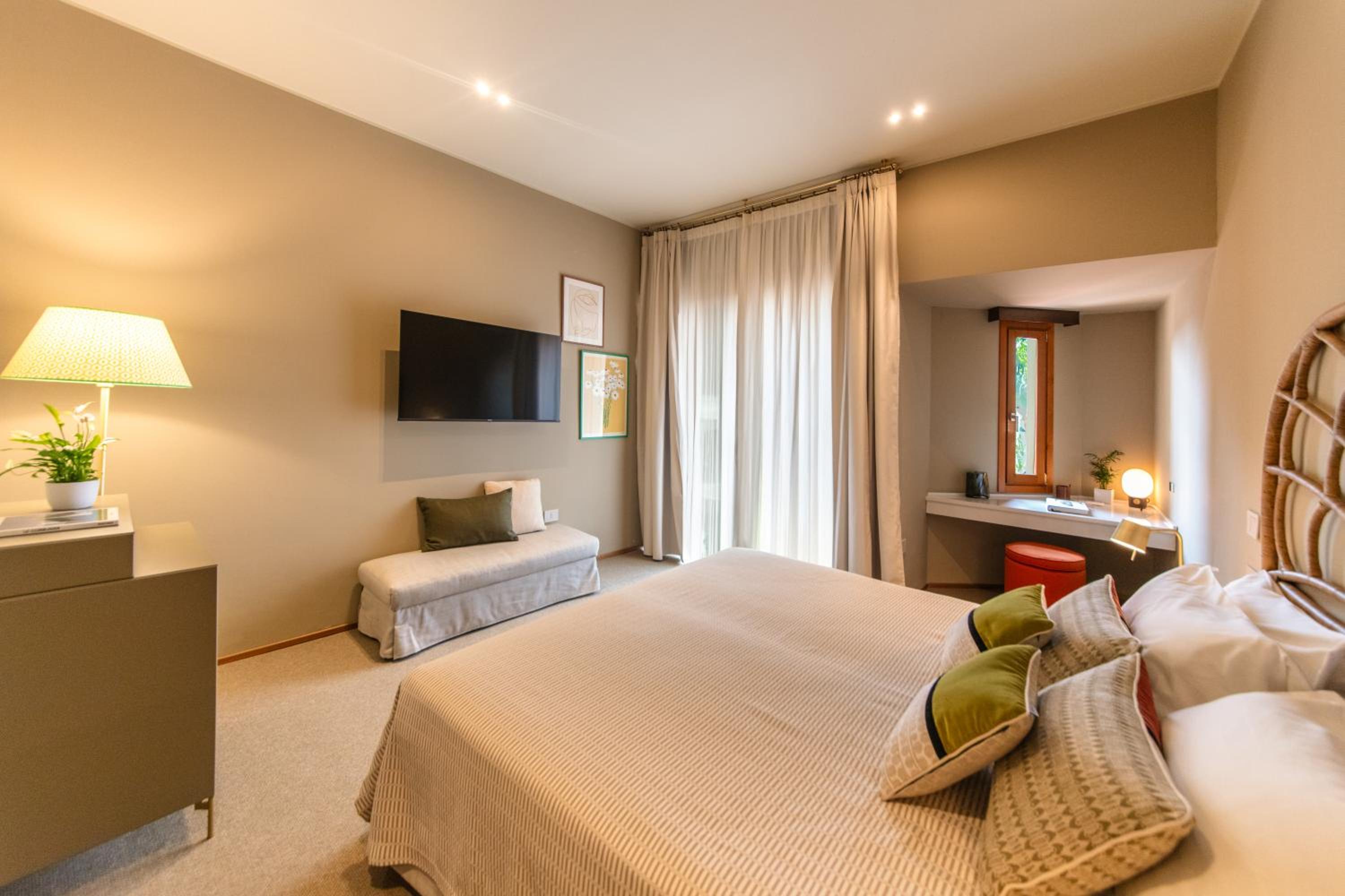 Deluxe Room - Photo 6