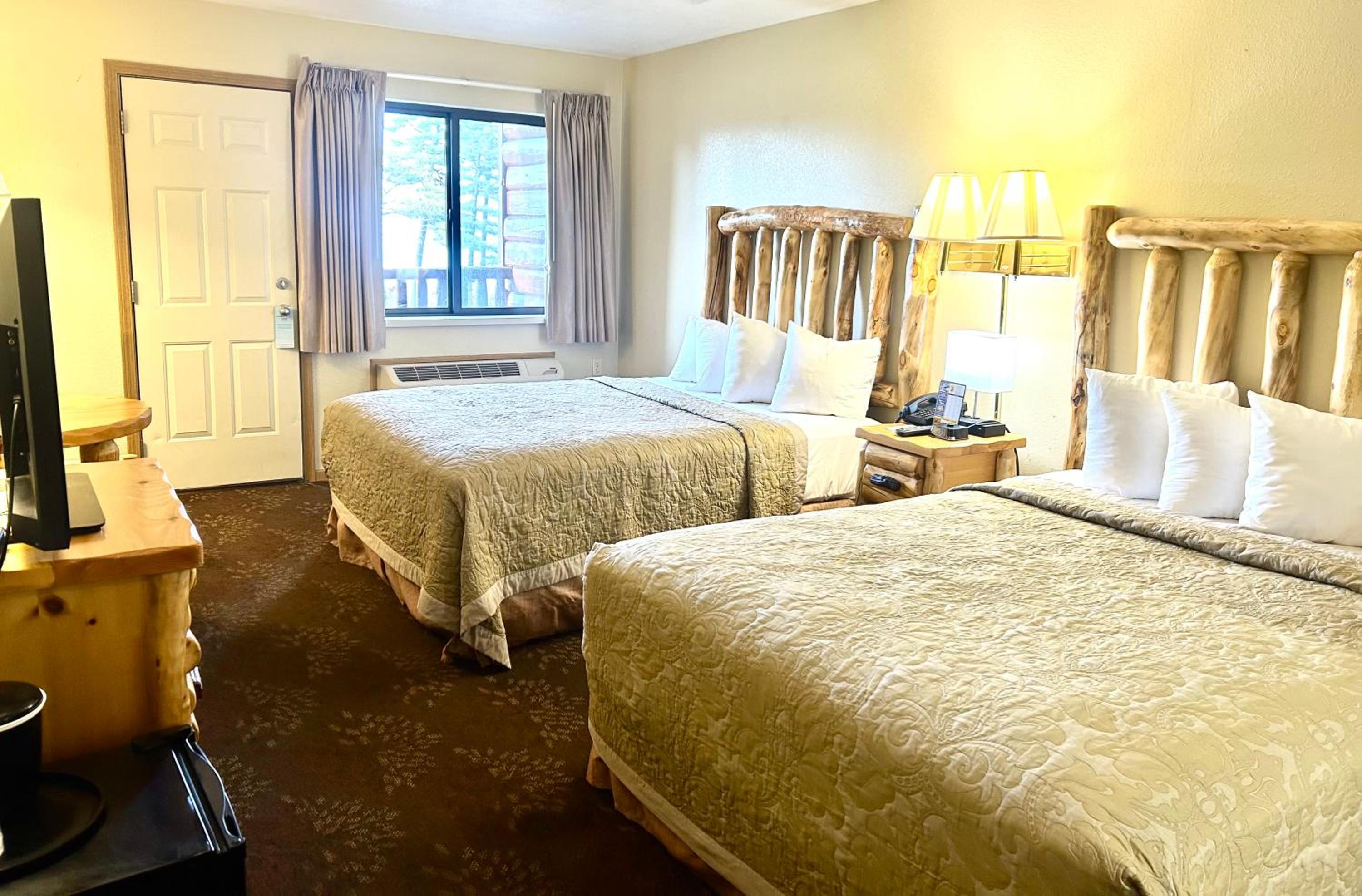 Queen Room with Two Queen Beds - Park and Lake View - Photo 4
