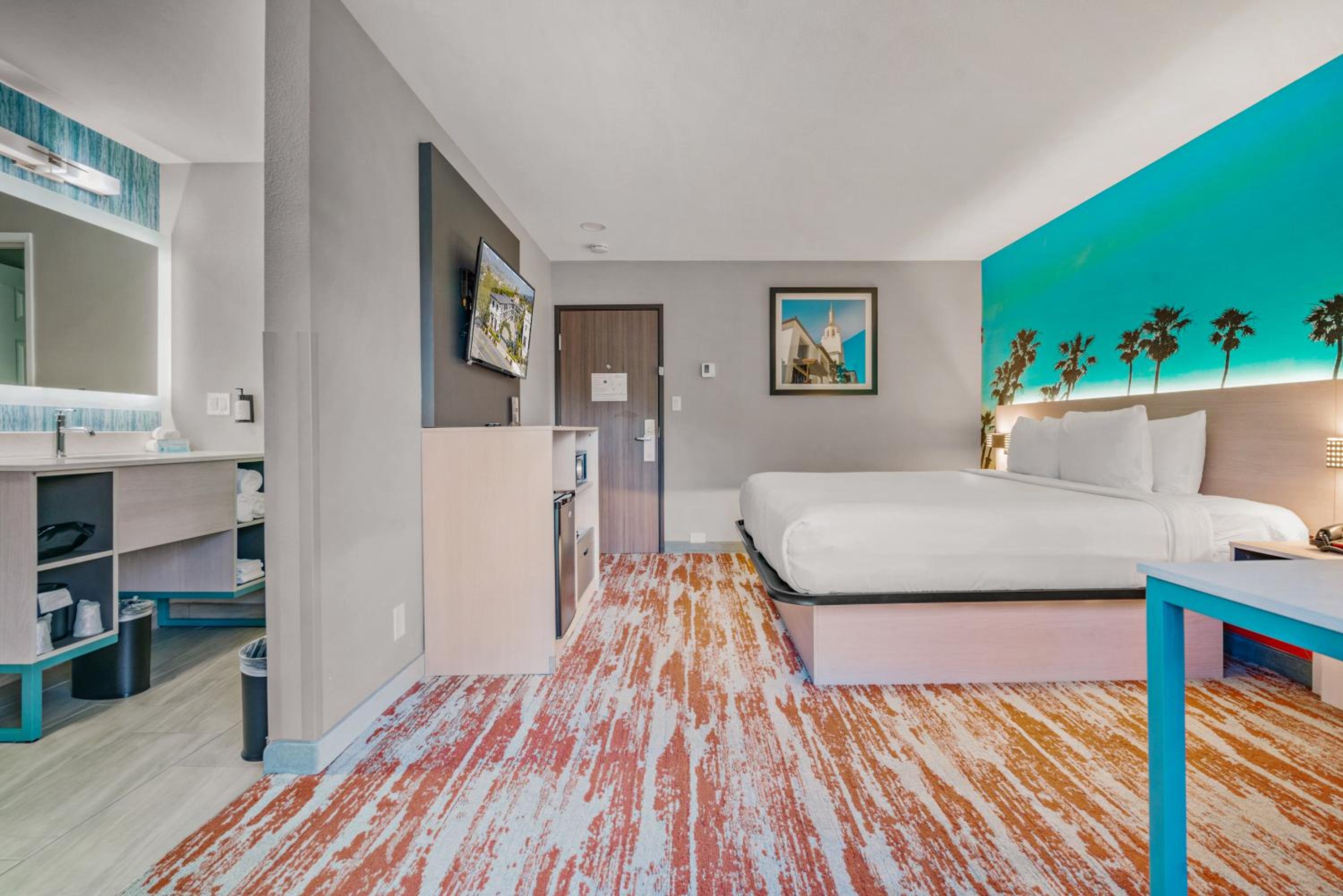 King Room with Balcony - Photo 8