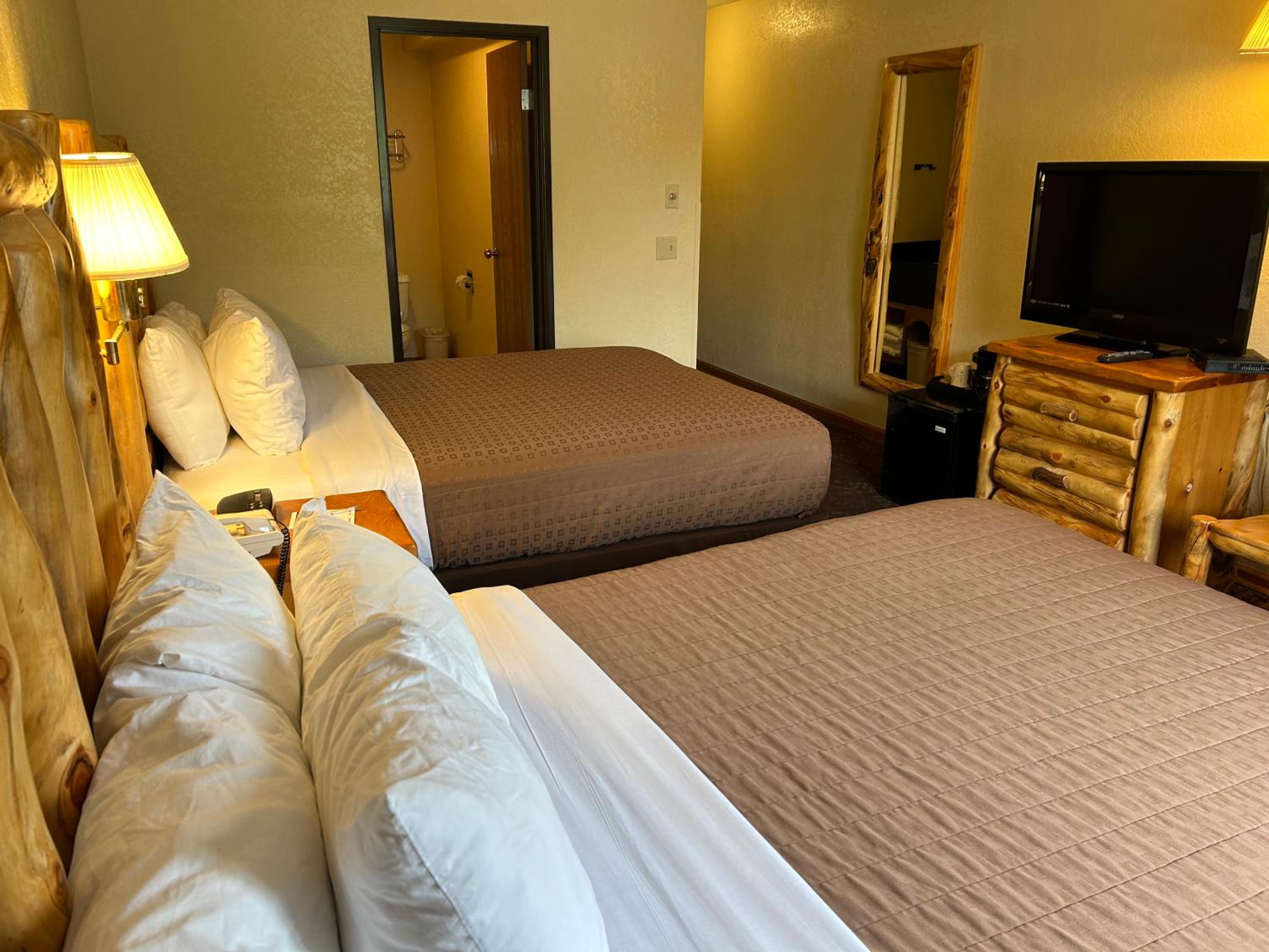 Traditional Queen Room with Two Queen Beds - Non-Smoking - Photo 2