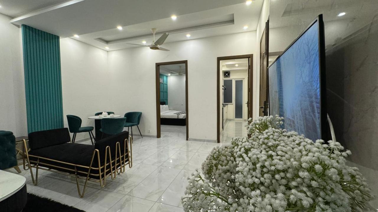 Apartment with Balcony photo 2