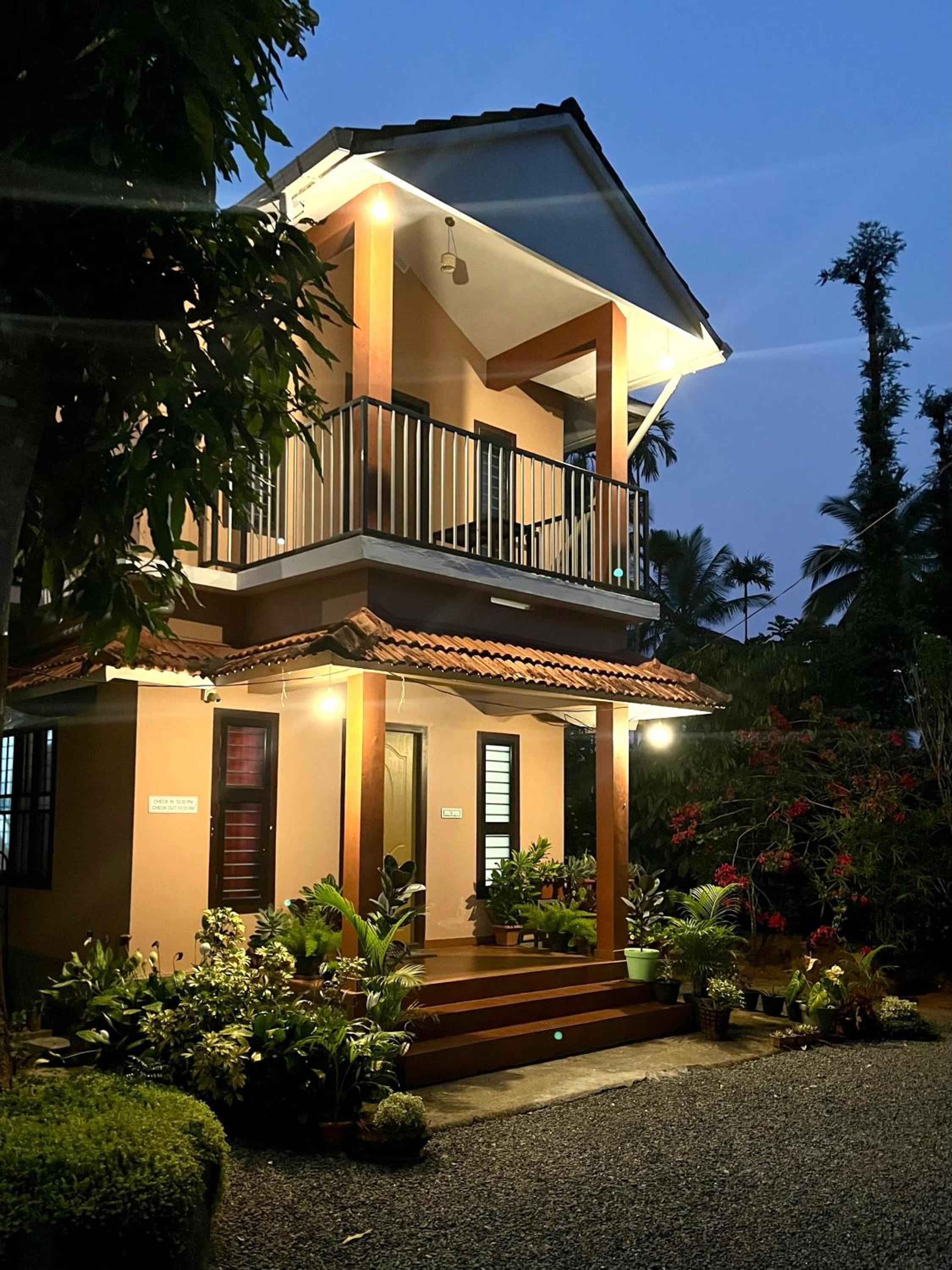 Quadruple Room with Balcony - Photo 7