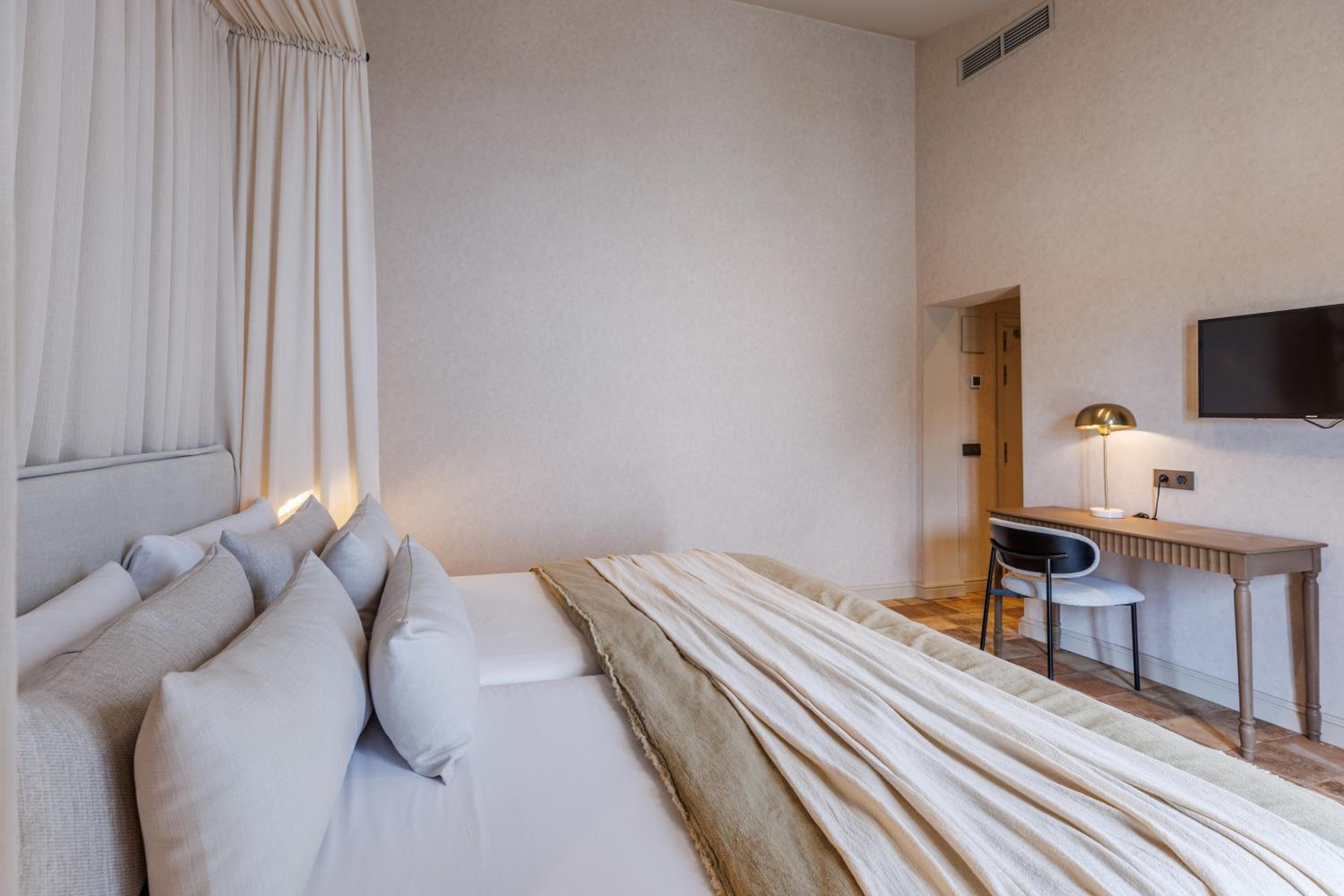 Double or Twin Room - Photo 4