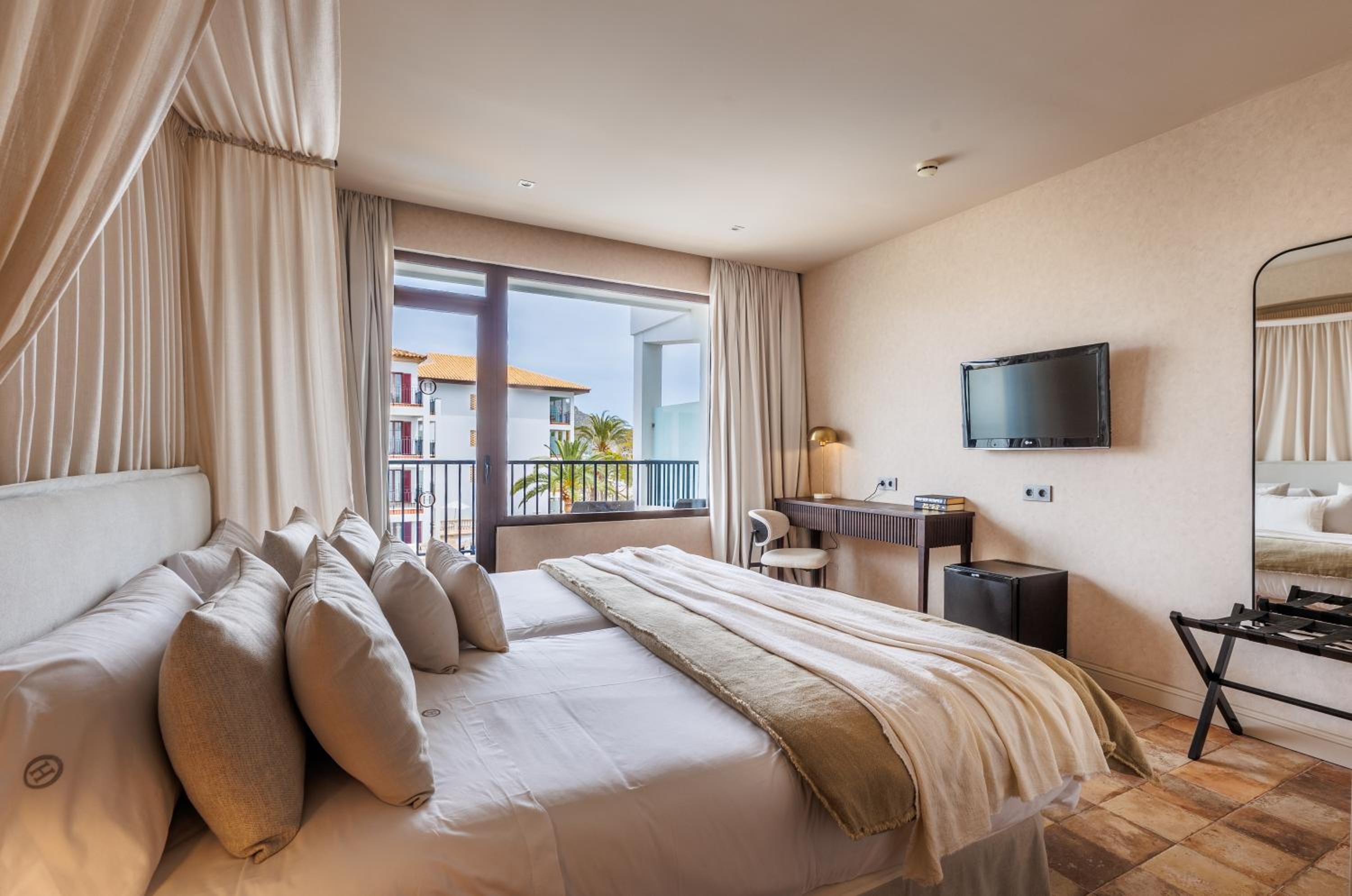 Double or Twin Room with Side Sea View - Photo 3