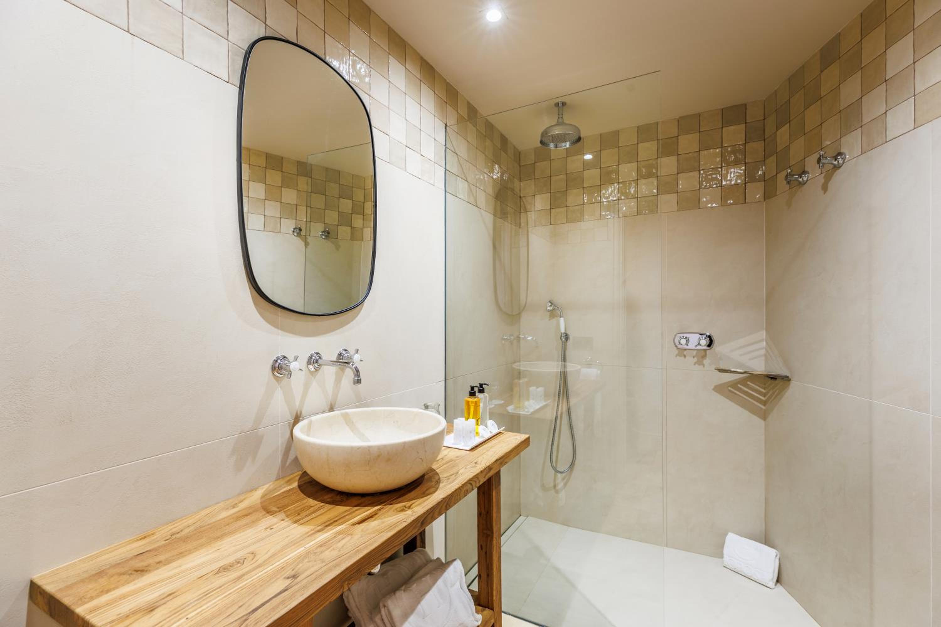 Double or Twin Room with Side Sea View - Photo 4
