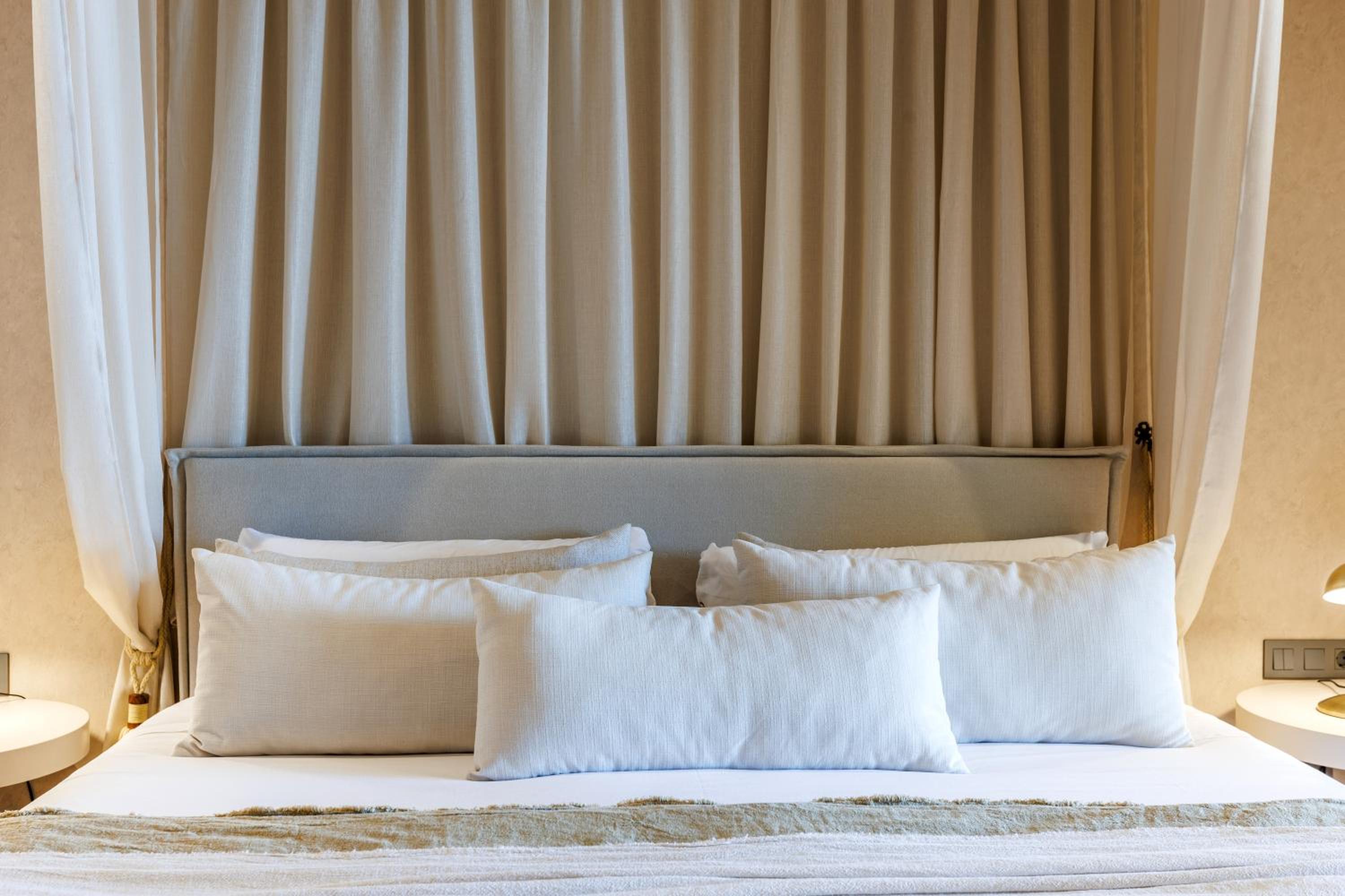 Double or Twin Room with Side Sea View - Photo 2