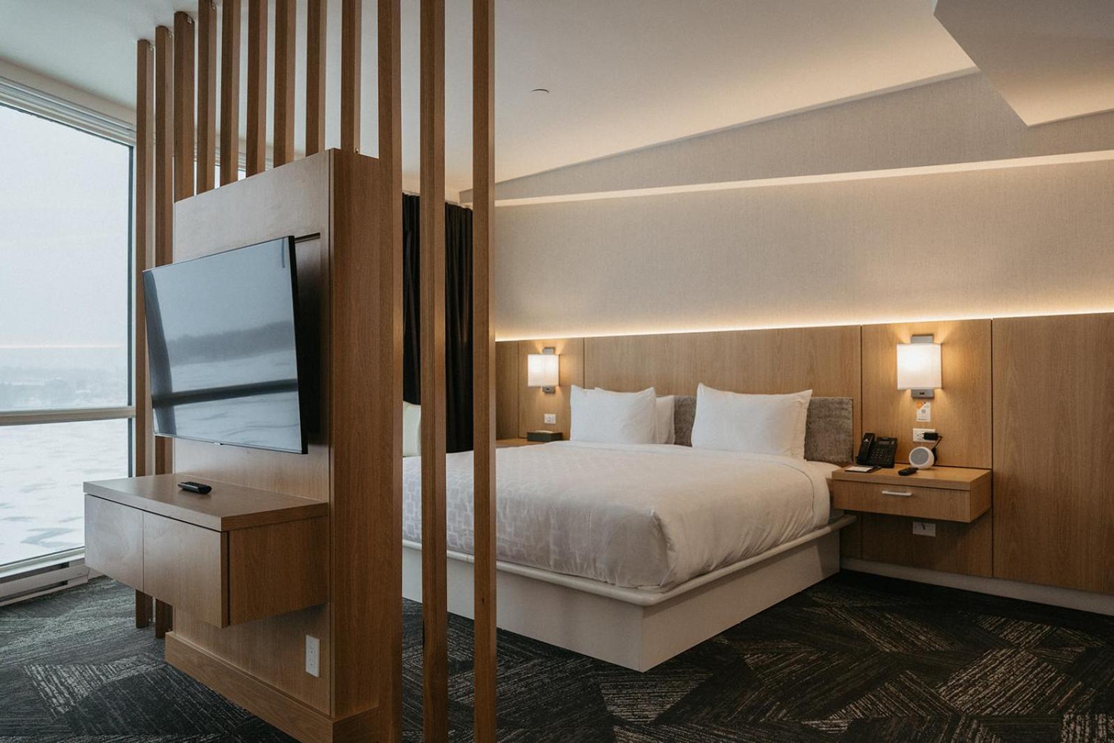 King Suite with Lake View - Non-smoking photo 2