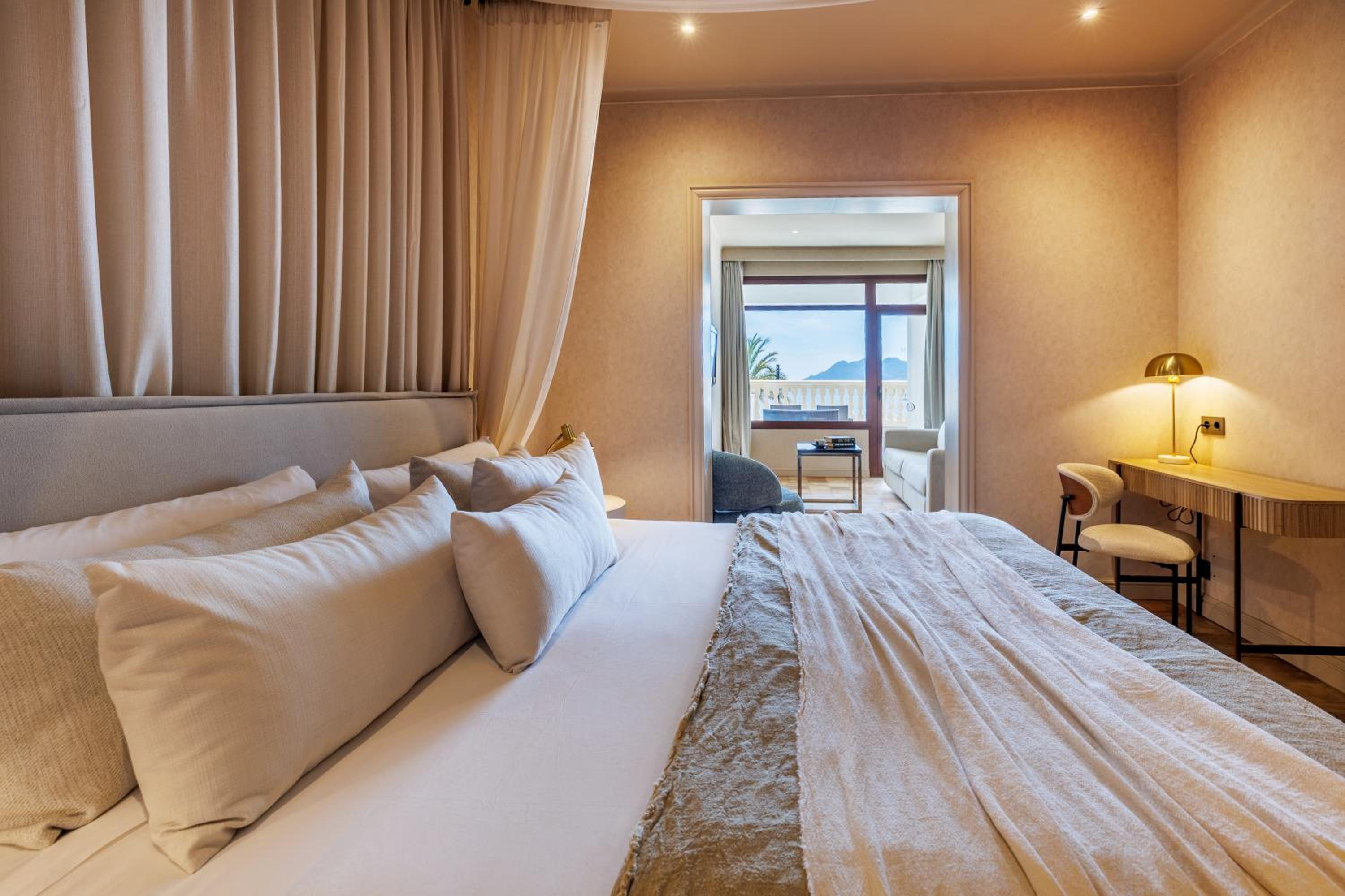 Suite Junior con vista al mar y balcón.
