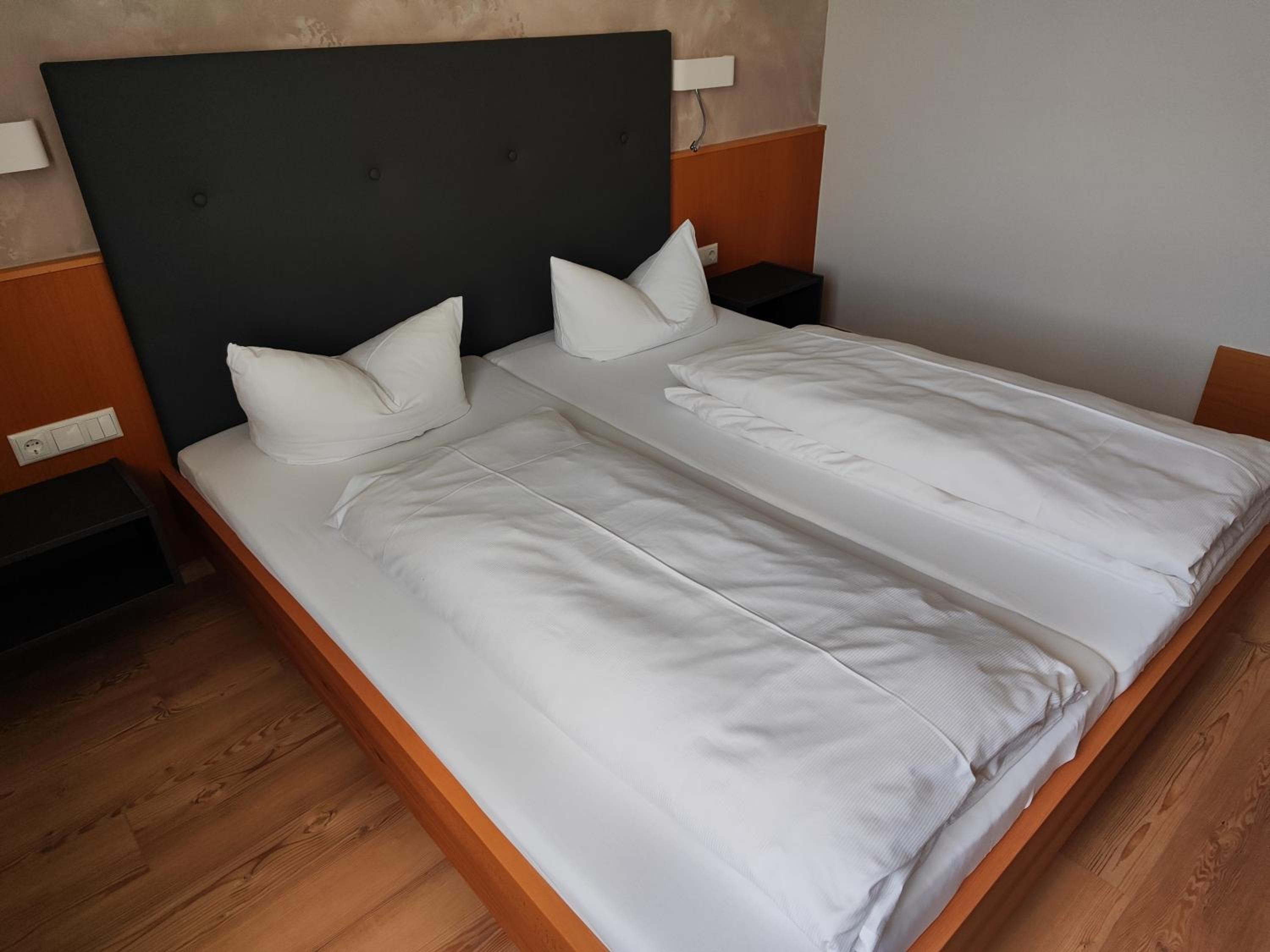 Double or Twin Room - Photo 8